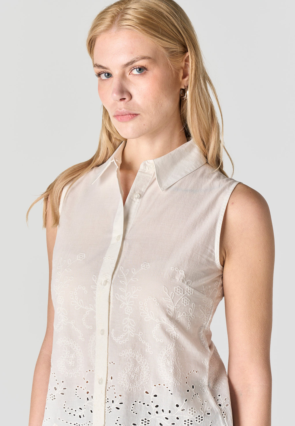 Camisa Mujer Sin Mangas Bordado Inglés Cuello Camisero – Koroshi 2612BL23