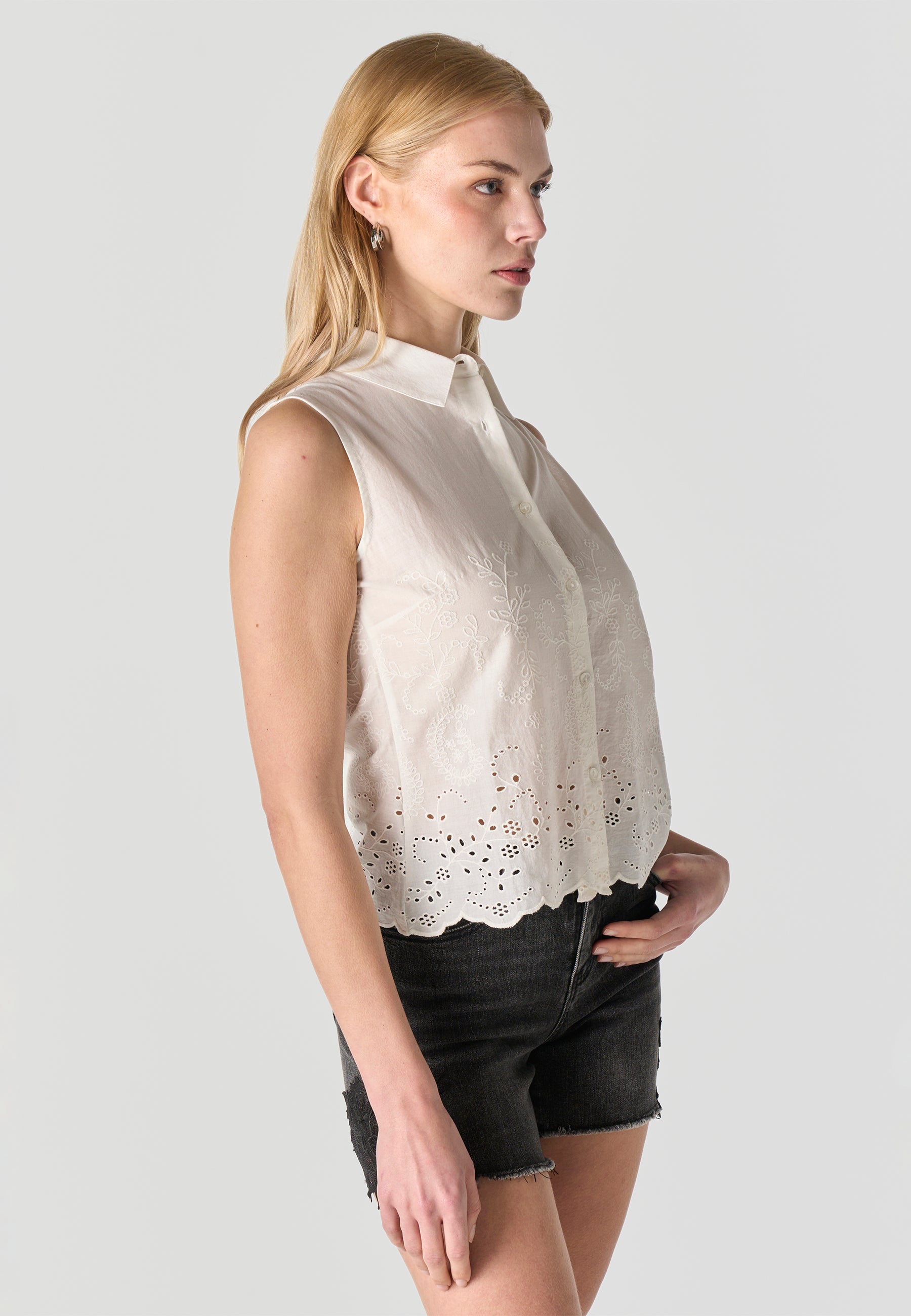 Camisa Mujer Sin Mangas Bordado Inglés Cuello Camisero – Koroshi 2612BL23