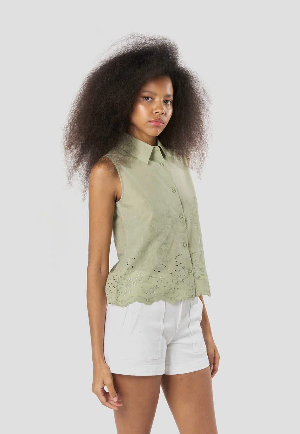 Camisa Mujer Sin Mangas Bordado Inglés Cuello Camisero – Koroshi 2612BL23