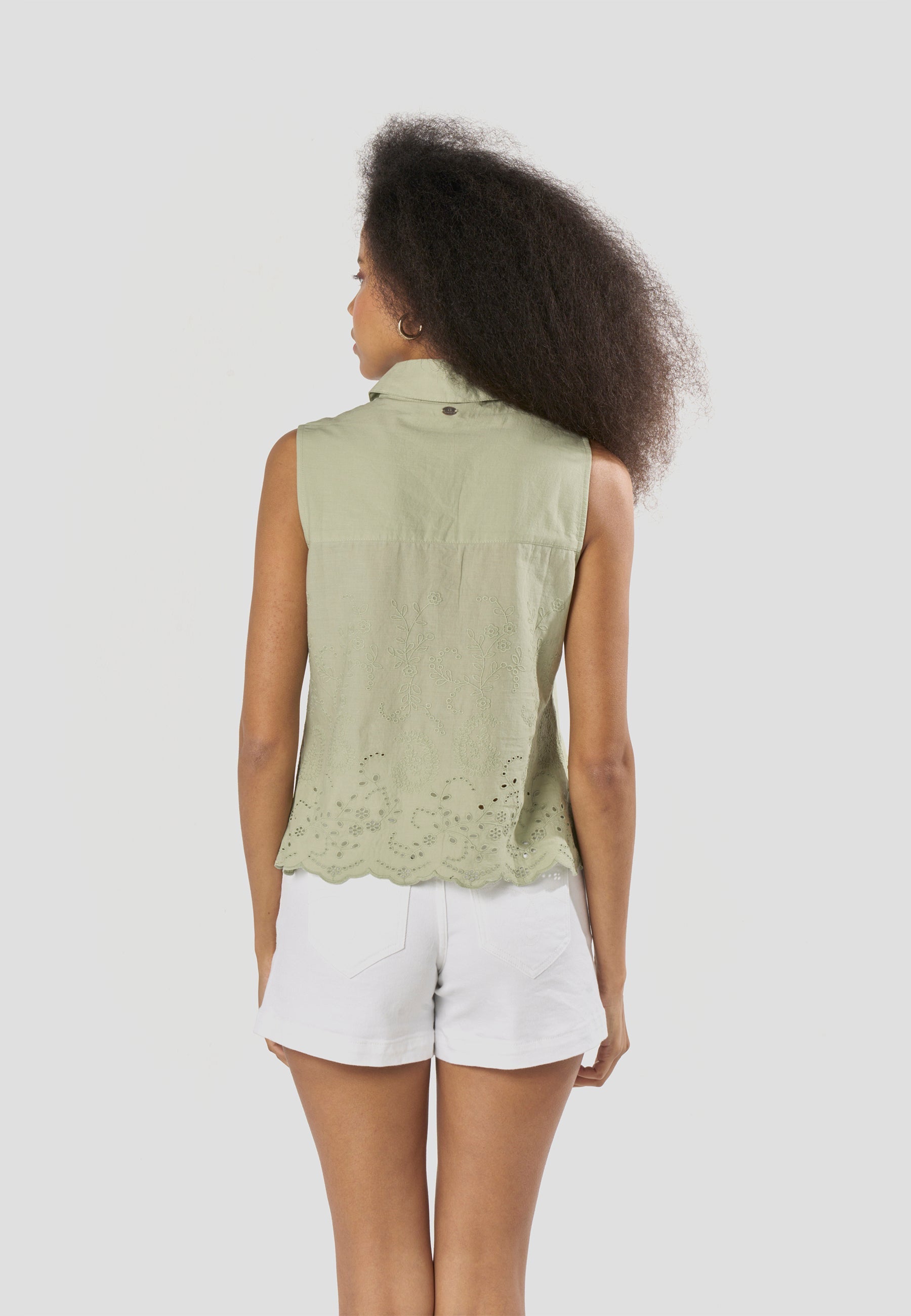 Camisa Mujer Sin Mangas Bordado Inglés Cuello Camisero – Koroshi 2612BL23