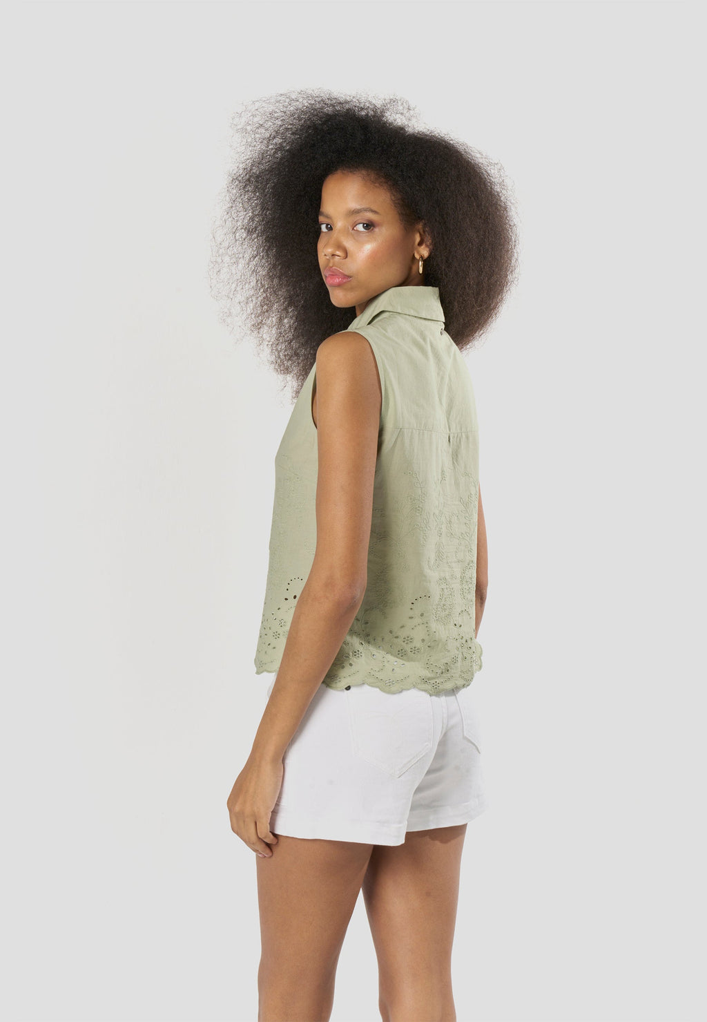 Camisa Mujer Sin Mangas Bordado Inglés Cuello Camisero – Koroshi 2612BL23