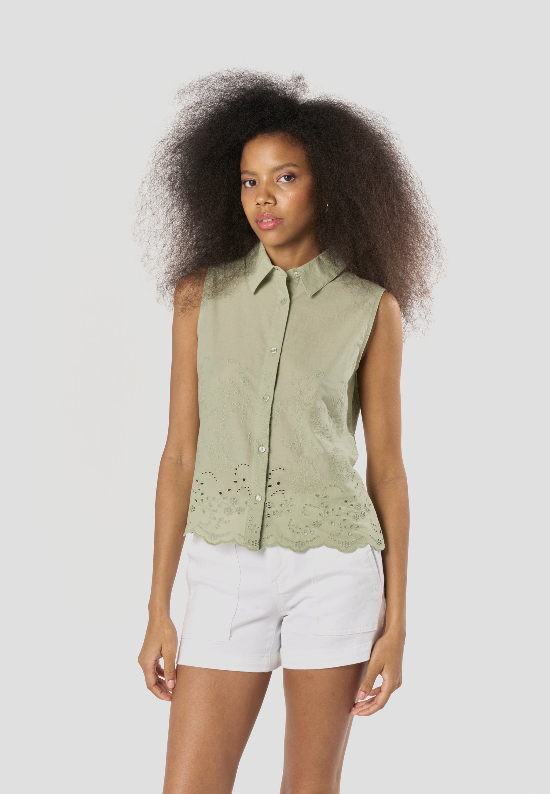 Camisa Mujer Sin Mangas Bordado Inglés Cuello Camisero – Koroshi 2612BL23