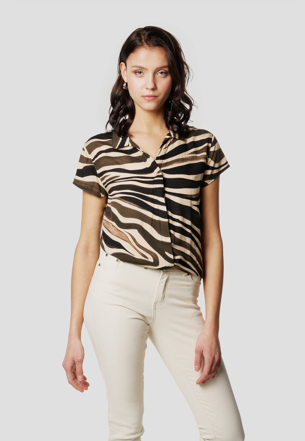 Camisa Mujer Manga Corta Estampado Animal Cuello Solapa – Koroshi Marrón
