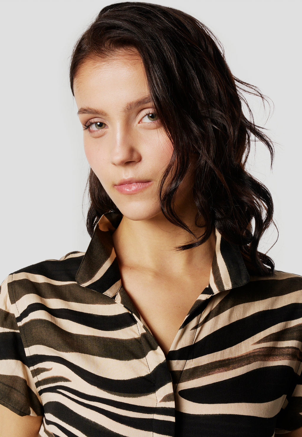 Camisa Mujer Manga Corta Estampado Animal Cuello Solapa – Koroshi Marrón
