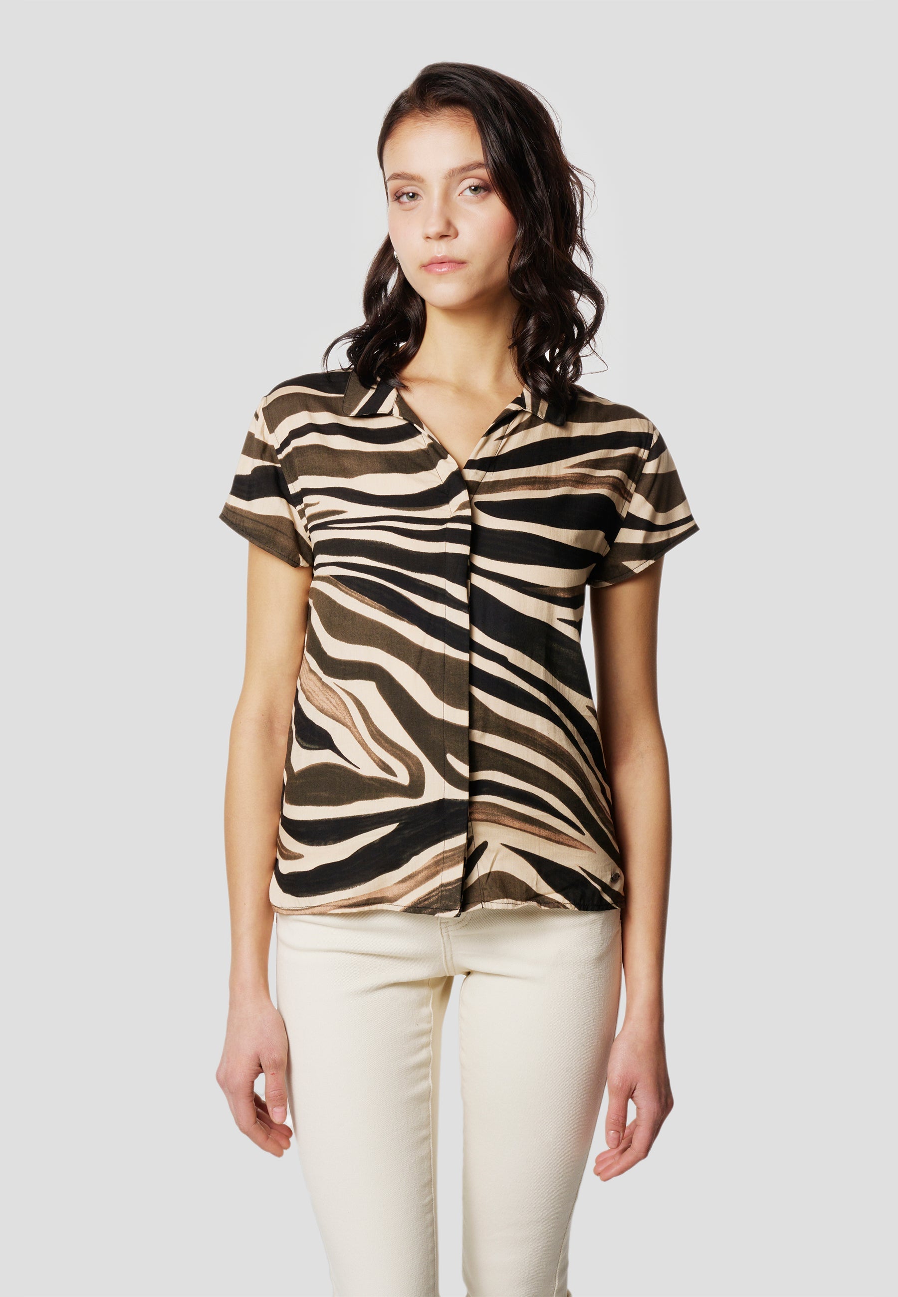 Camisa Mujer Manga Corta Estampado Animal Cuello Solapa – Koroshi Marrón