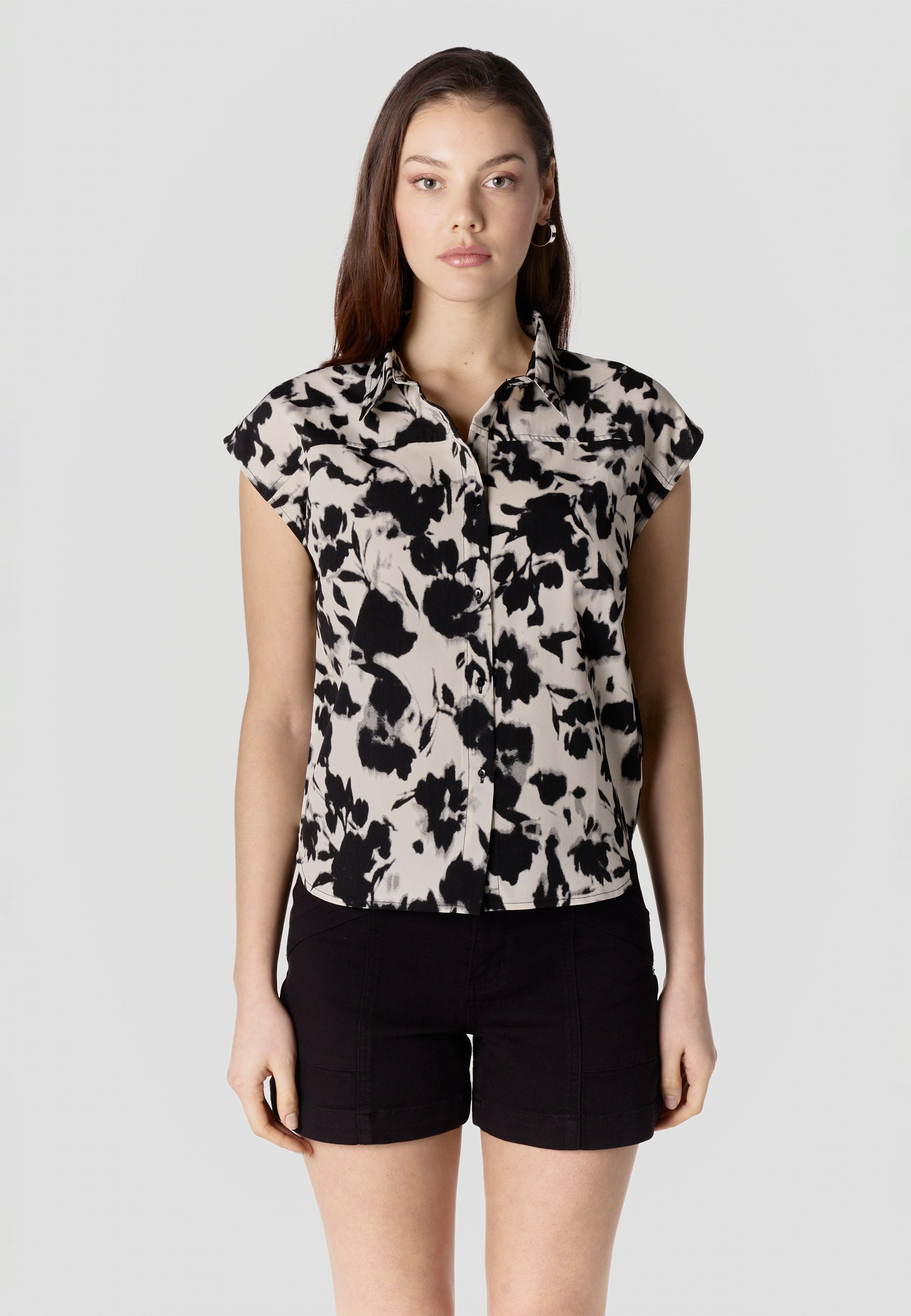 Camisa Mujer Manga Corta Estampado Floral Cuello Camisero – Koroshi Negra
