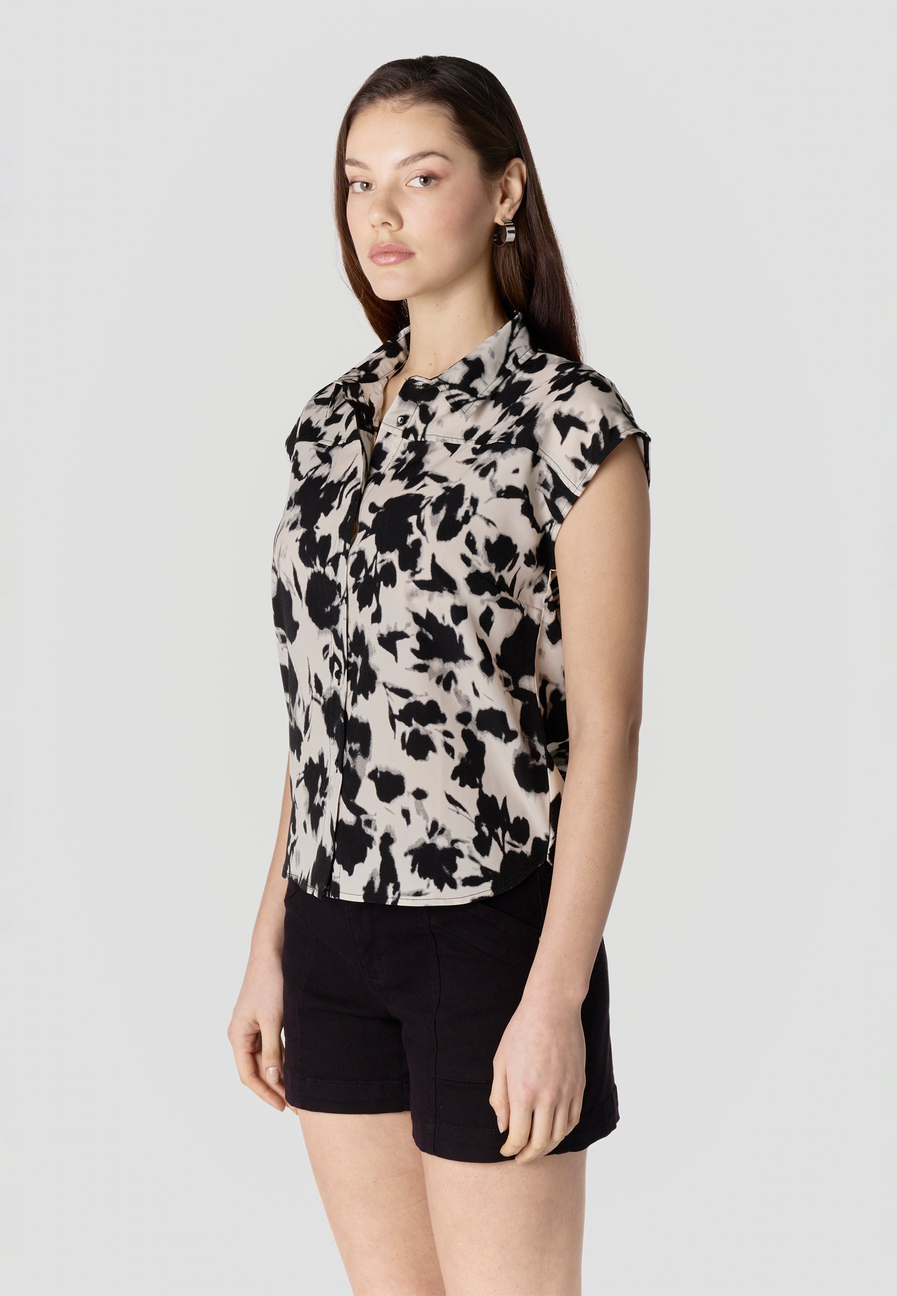 Camisa Mujer Manga Corta Estampado Floral Cuello Camisero – Koroshi Negra