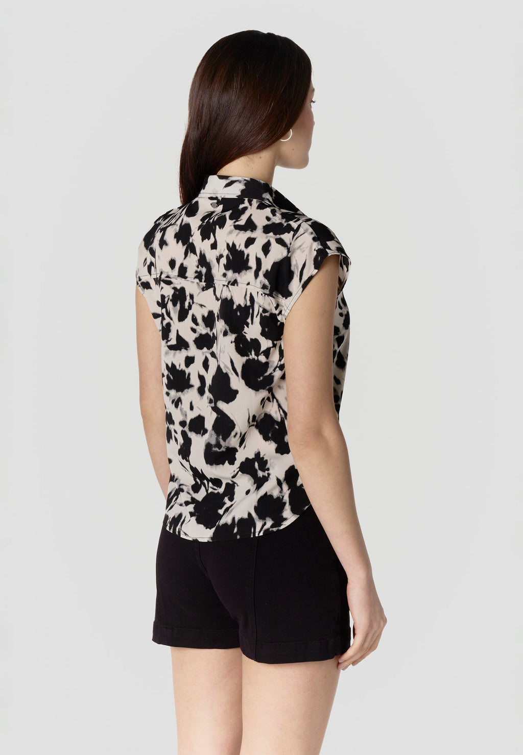 Camisa Mujer Manga Corta Estampado Floral Cuello Camisero – Koroshi Negra