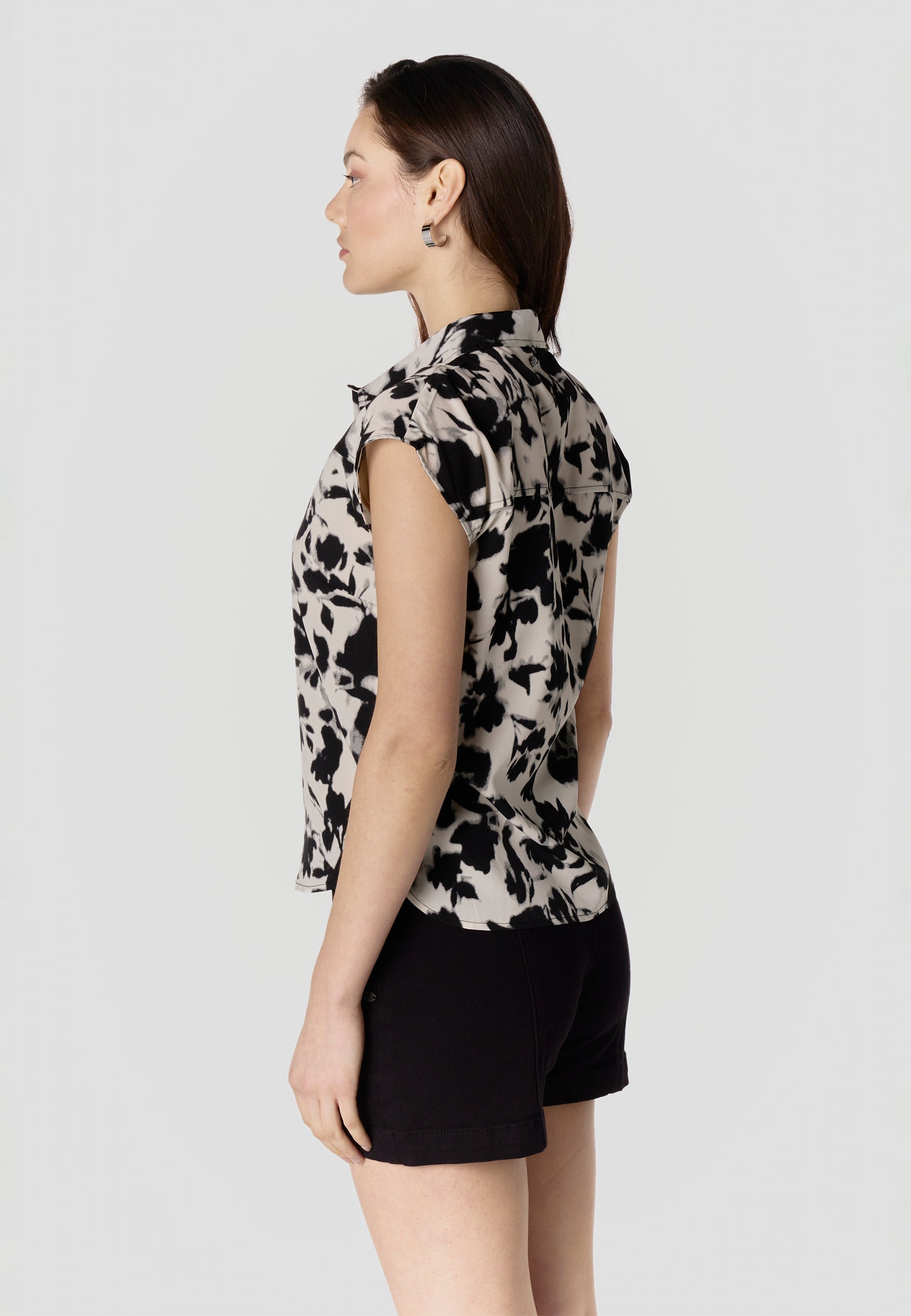 Camisa Mujer Manga Corta Estampado Floral Cuello Camisero – Koroshi Negra