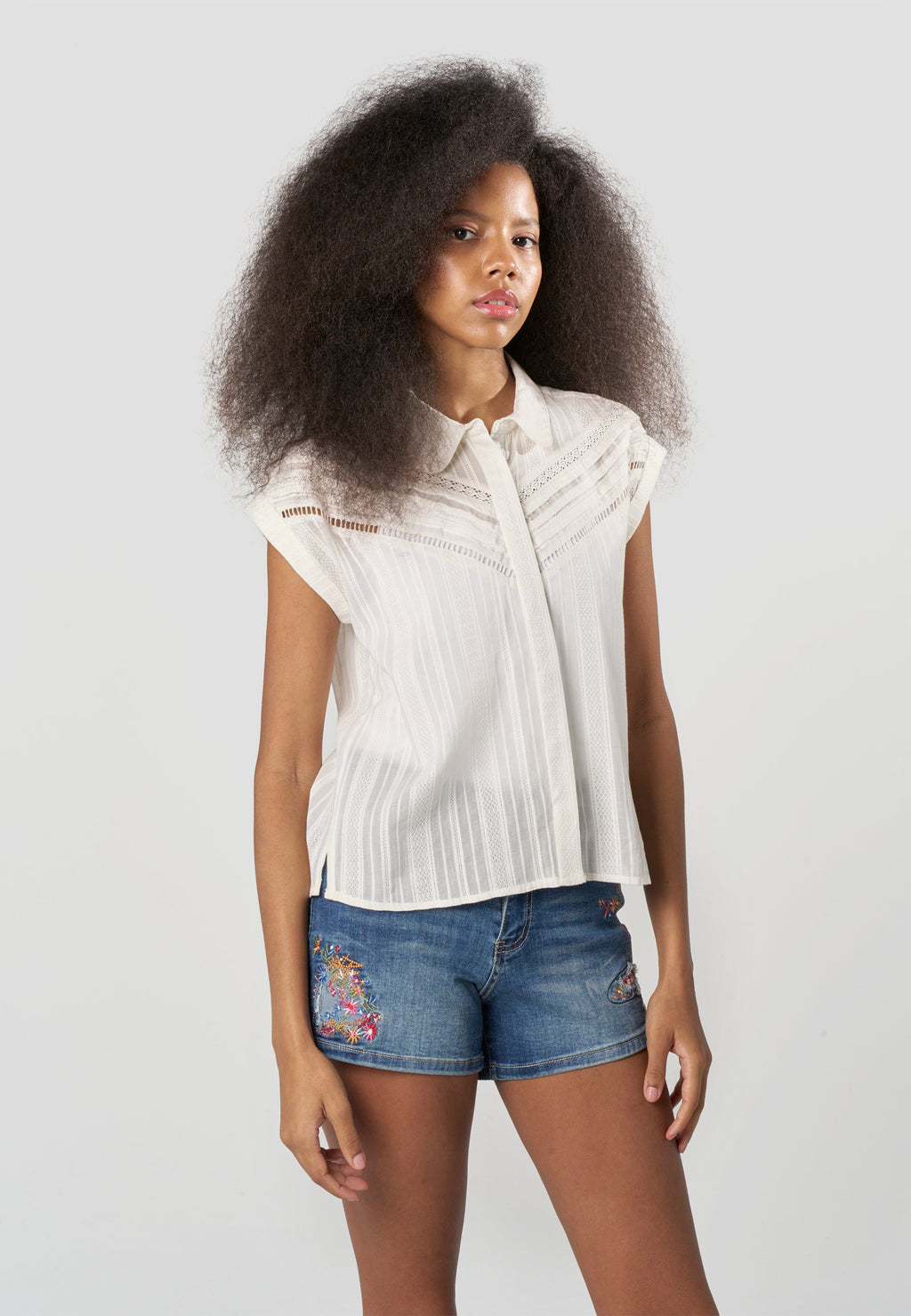 Camisa Mujer Sin Mangas Alforzas y Calados Cuello Camisero – Koroshi 2612BL31