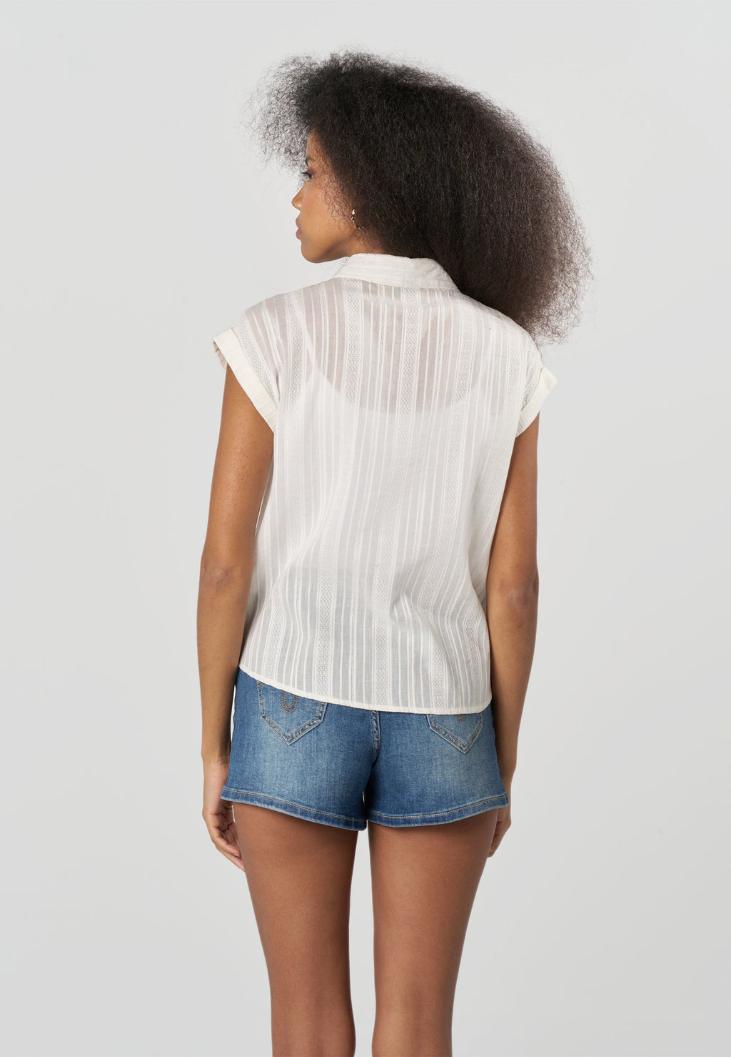 Camisa Mujer Sin Mangas Alforzas y Calados Cuello Camisero – Koroshi 2612BL31