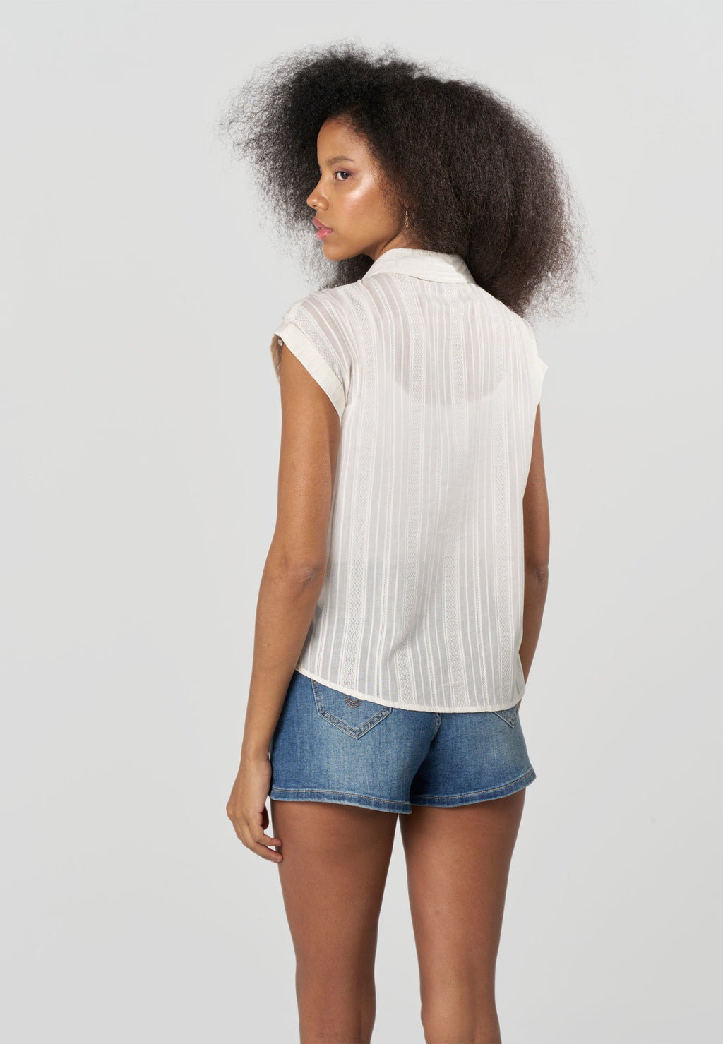 Camisa Mujer Sin Mangas Alforzas y Calados Cuello Camisero – Koroshi 2612BL31