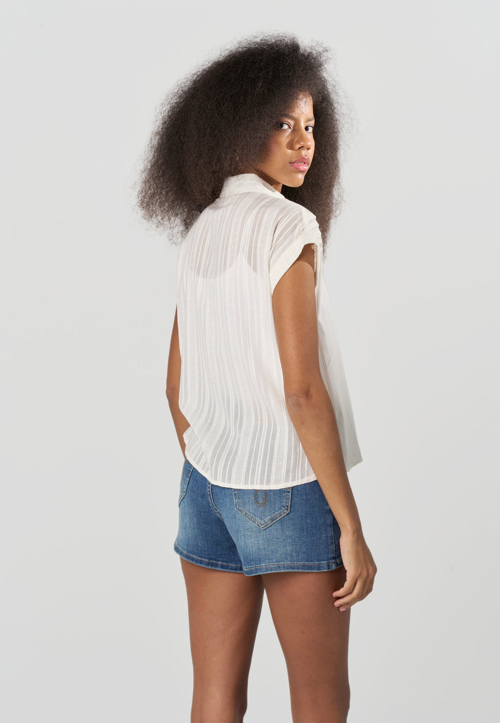 Camisa Mujer Sin Mangas Alforzas y Calados Cuello Camisero – Koroshi 2612BL31