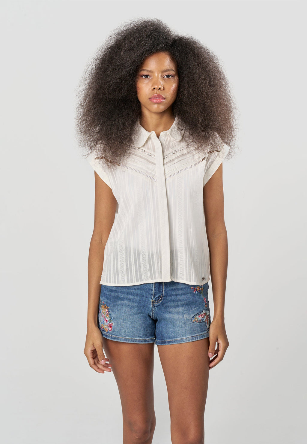 Camisa Mujer Sin Mangas Alforzas y Calados Cuello Camisero – Koroshi 2612BL31