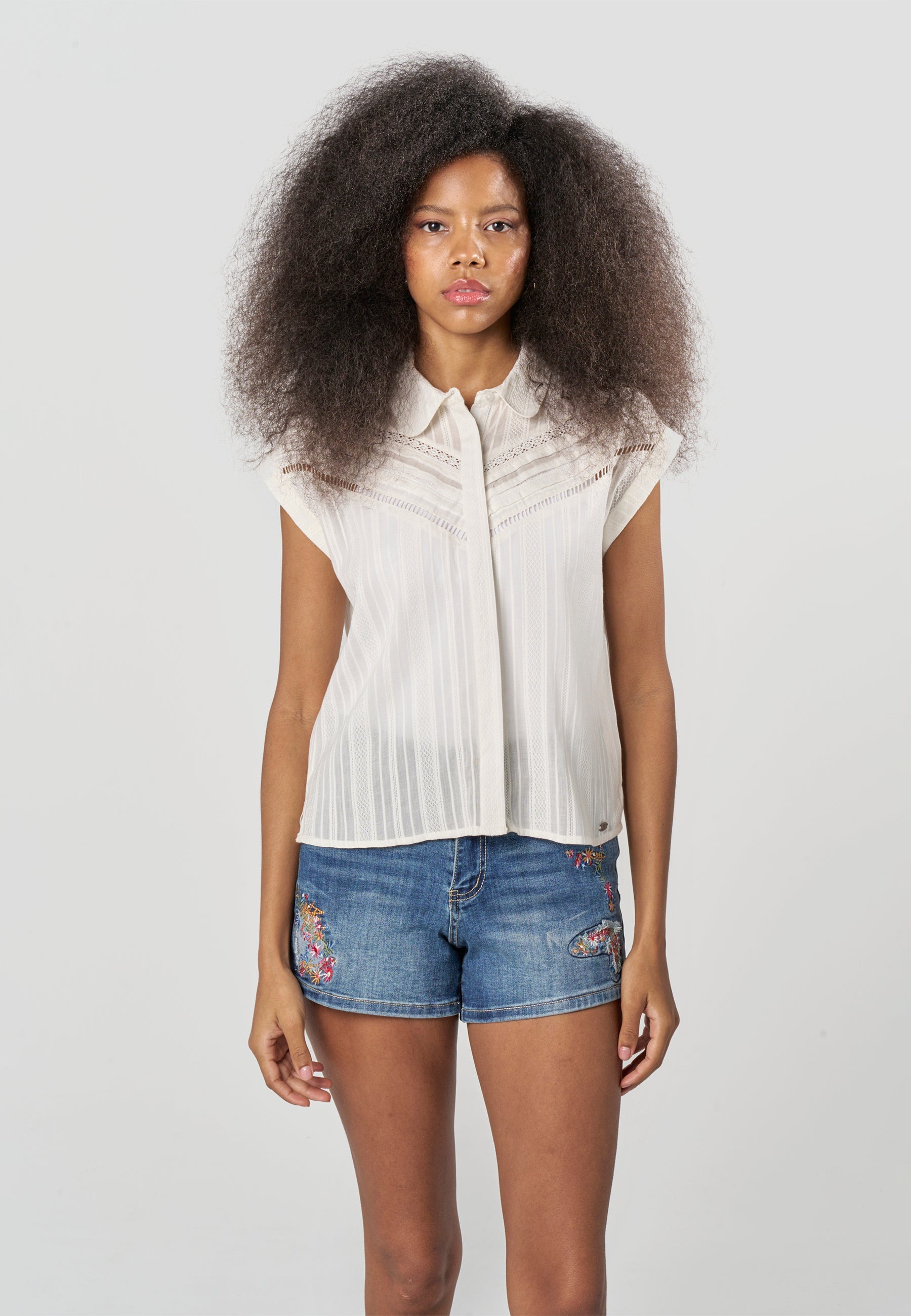 Camisa Mujer Sin Mangas Alforzas y Calados Cuello Camisero – Koroshi 2612BL31