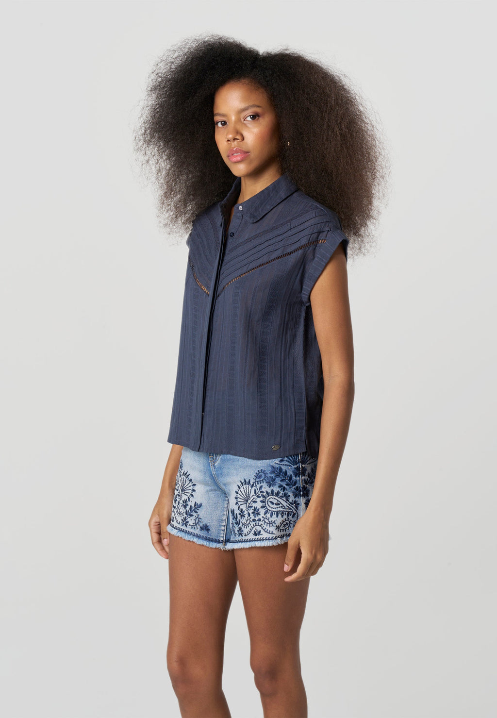 Camisa Mujer Sin Mangas Alforzas y Calados Cuello Camisero – Koroshi 2612BL31