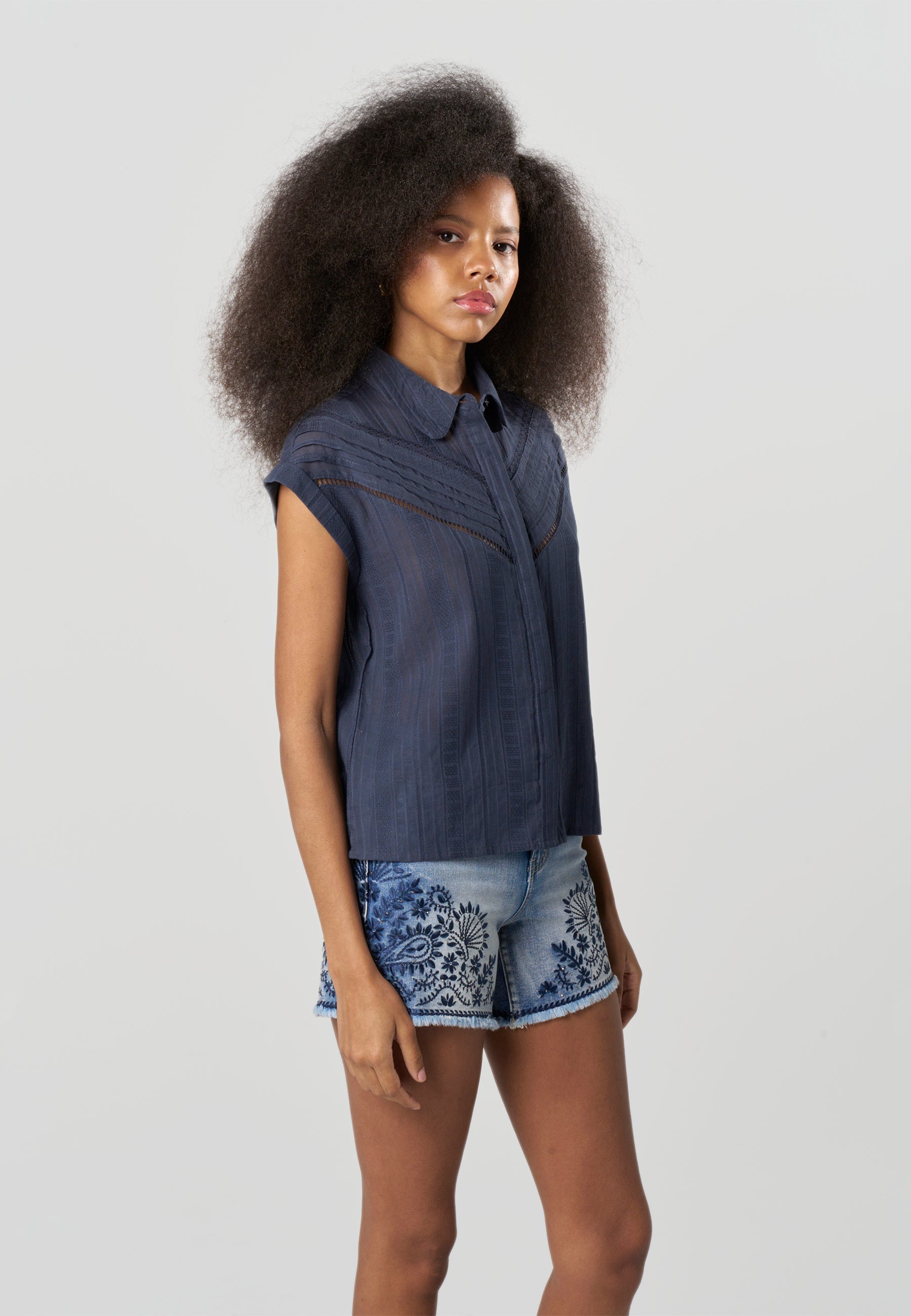 Camisa Mujer Sin Mangas Alforzas y Calados Cuello Camisero – Koroshi 2612BL31