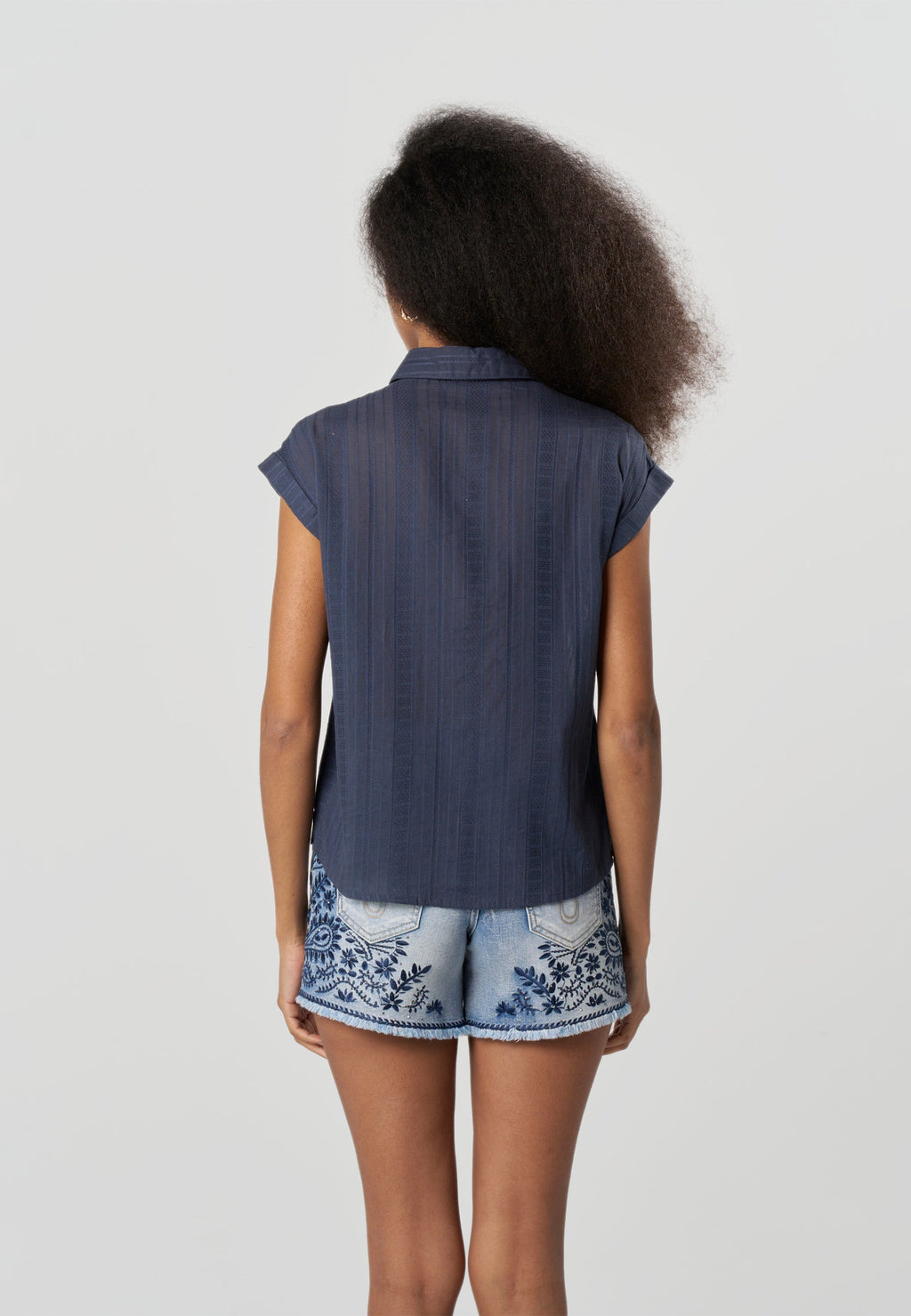 Camisa Mujer Sin Mangas Alforzas y Calados Cuello Camisero – Koroshi 2612BL31