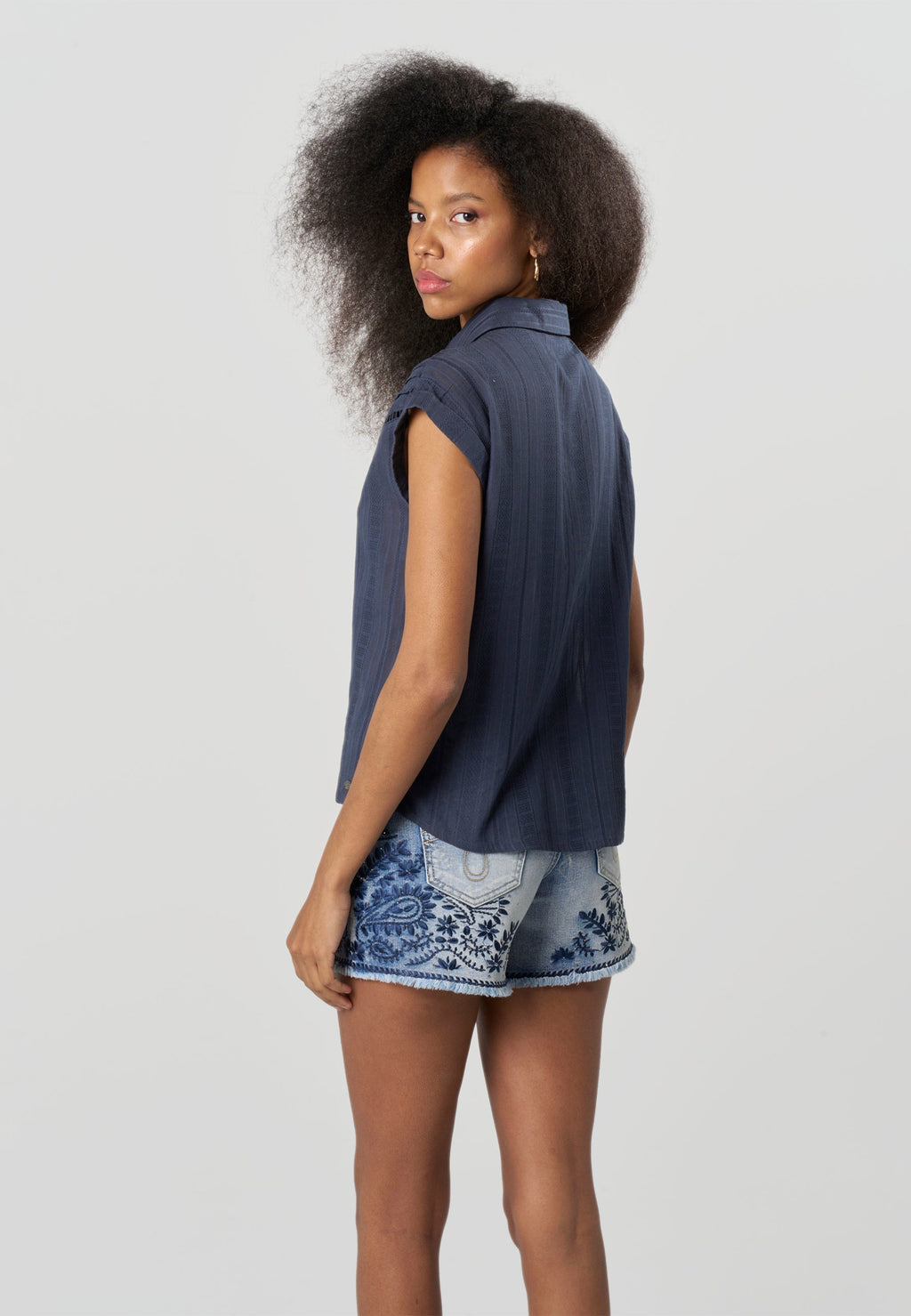 Camisa Mujer Sin Mangas Alforzas y Calados Cuello Camisero – Koroshi 2612BL31