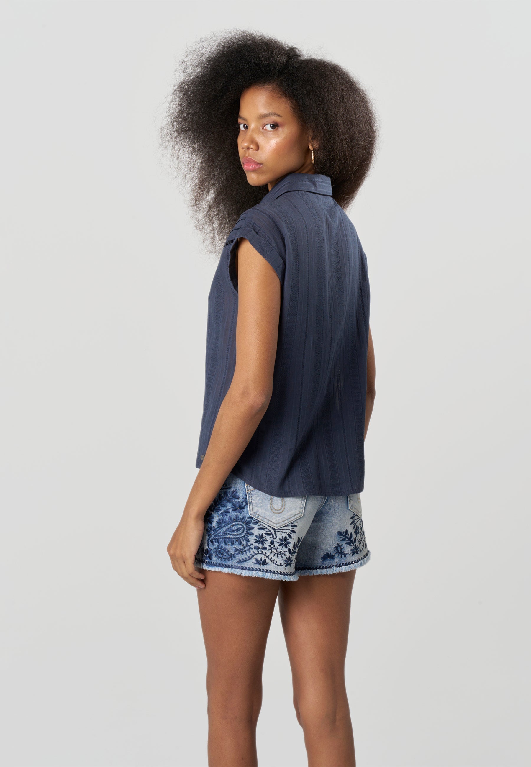 Camisa Mujer Sin Mangas Alforzas y Calados Cuello Camisero – Koroshi 2612BL31