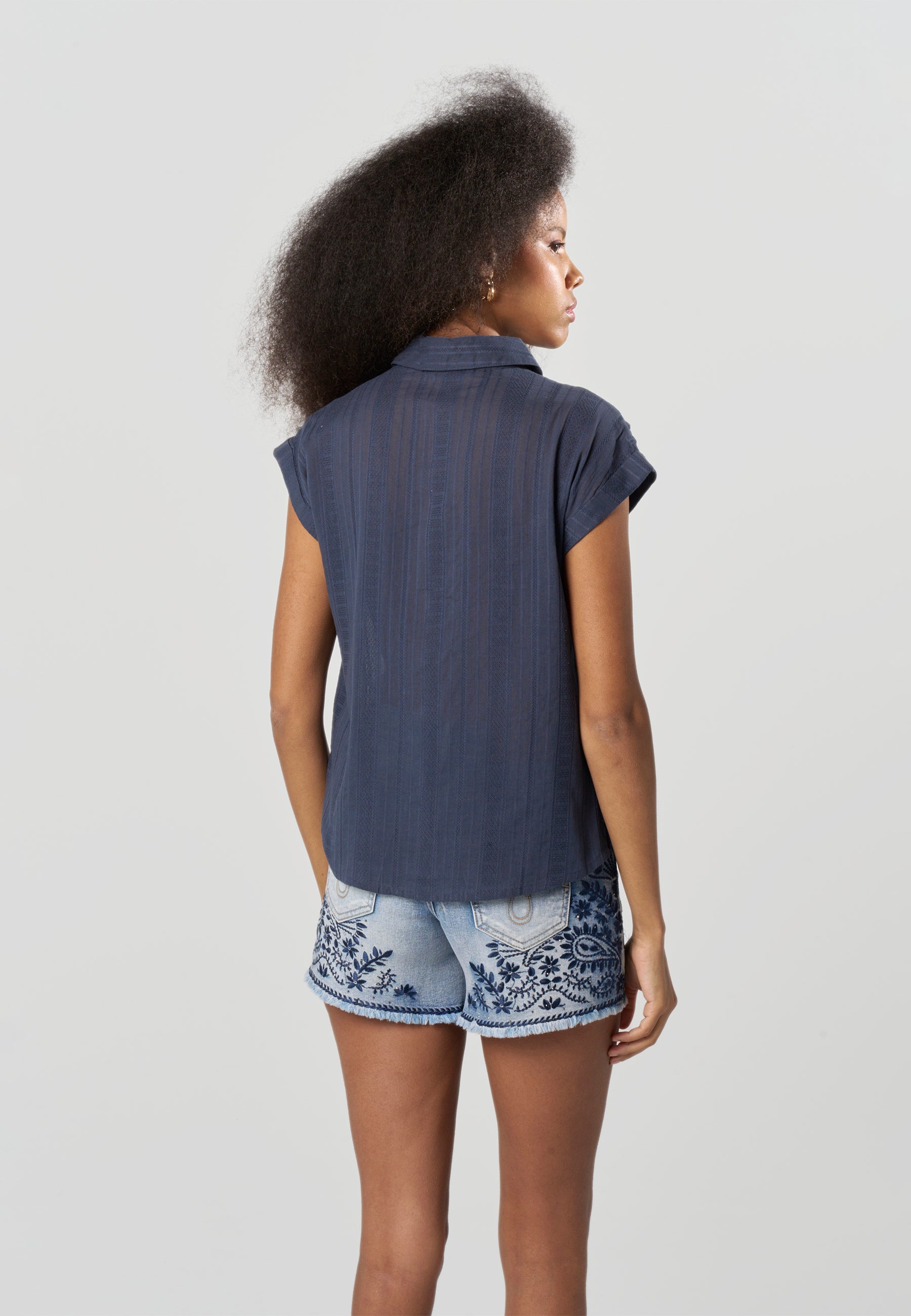 Camisa Mujer Sin Mangas Alforzas y Calados Cuello Camisero – Koroshi 2612BL31