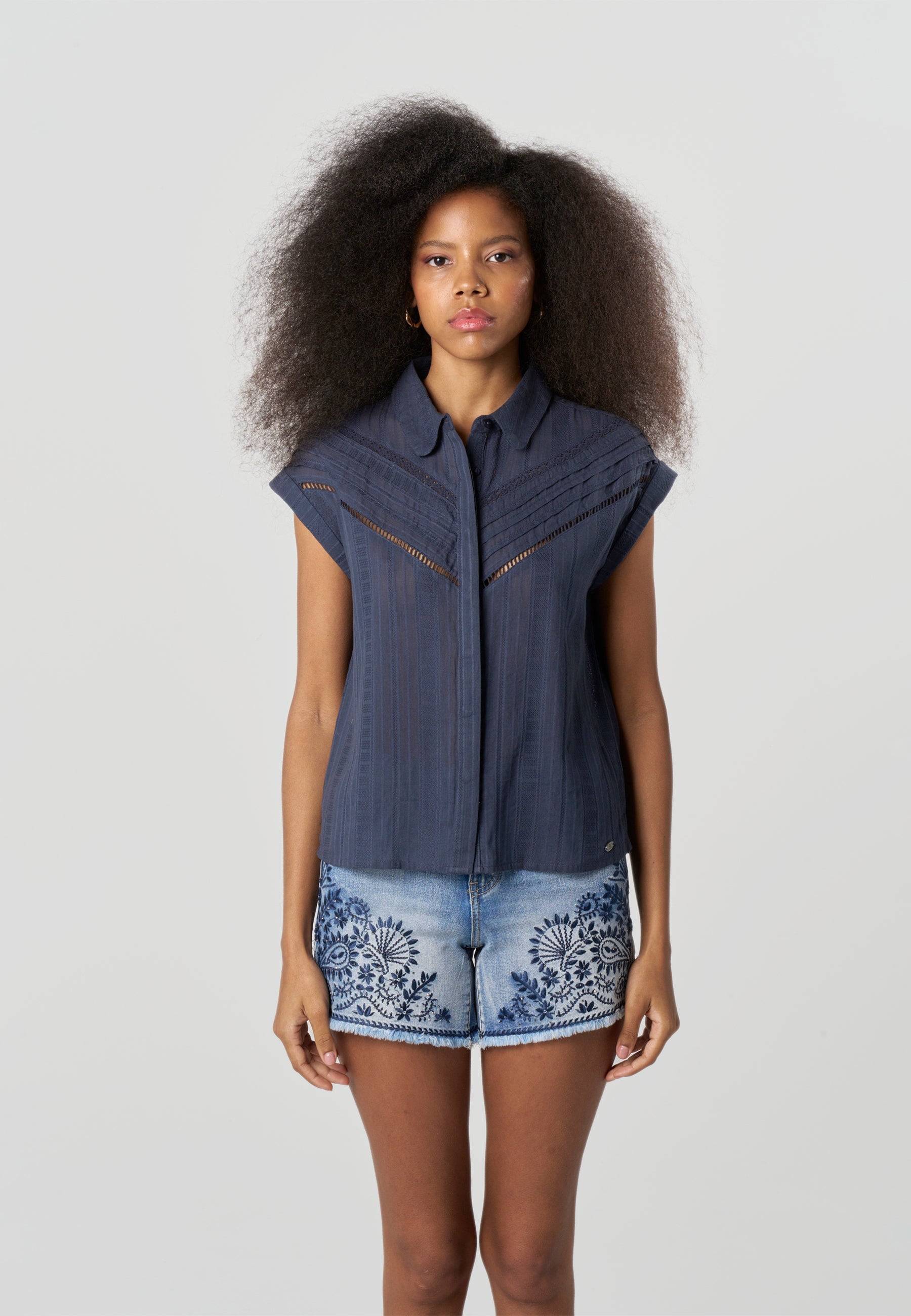 Camisa Mujer Sin Mangas Alforzas y Calados Cuello Camisero – Koroshi 2612BL31