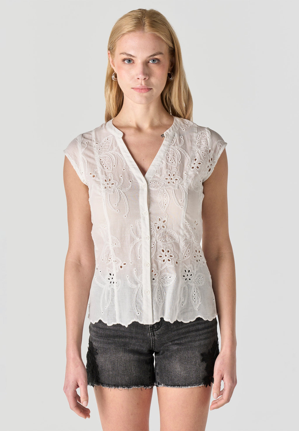 Blusa Mujer Manga Corta Bordado Inglés Cuello Pico – Koroshi 2612BL36