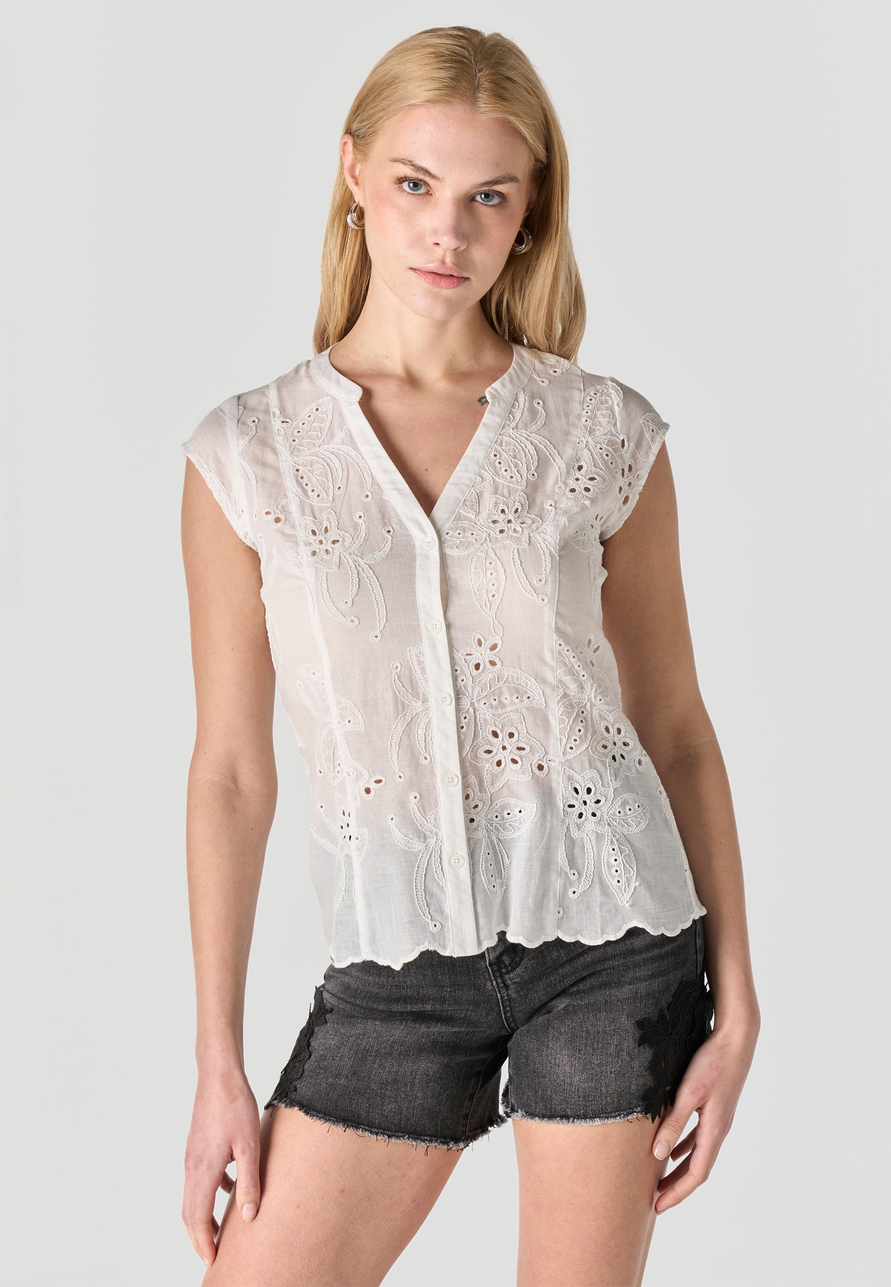Blusa Mujer Manga Corta Bordado Inglés Cuello Pico – Koroshi 2612BL36