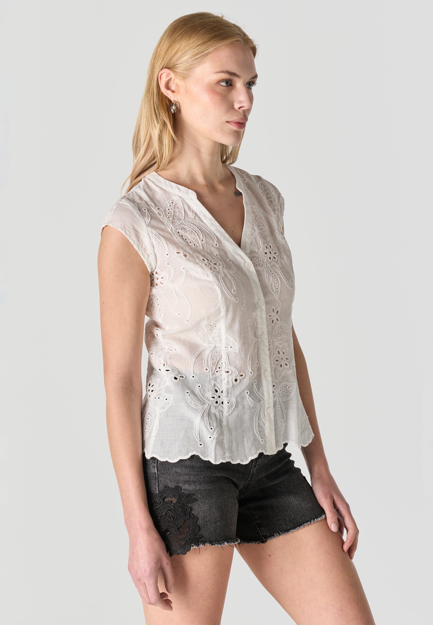 Blusa Mujer Manga Corta Bordado Inglés Cuello Pico – Koroshi 2612BL36