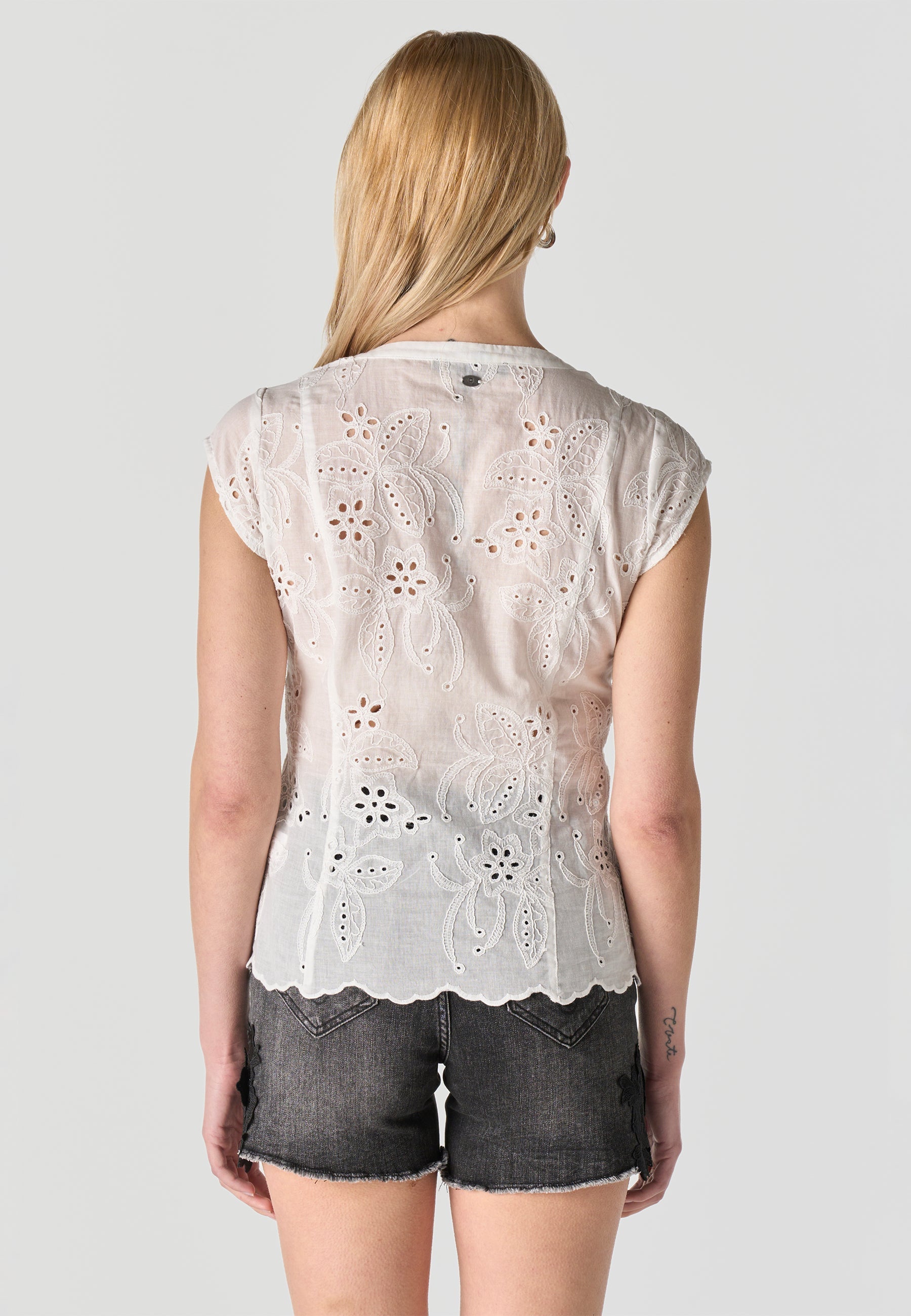 Blusa Mujer Manga Corta Bordado Inglés Cuello Pico – Koroshi 2612BL36