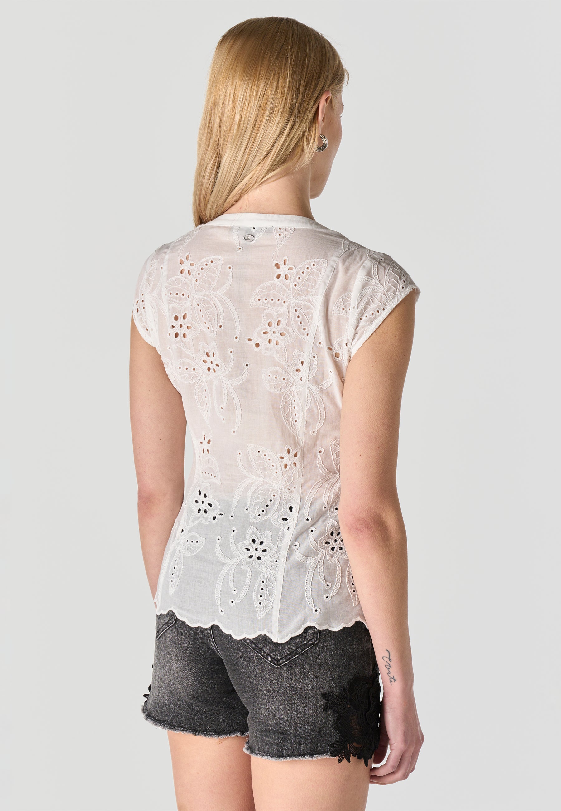 Blusa Mujer Manga Corta Bordado Inglés Cuello Pico – Koroshi 2612BL36