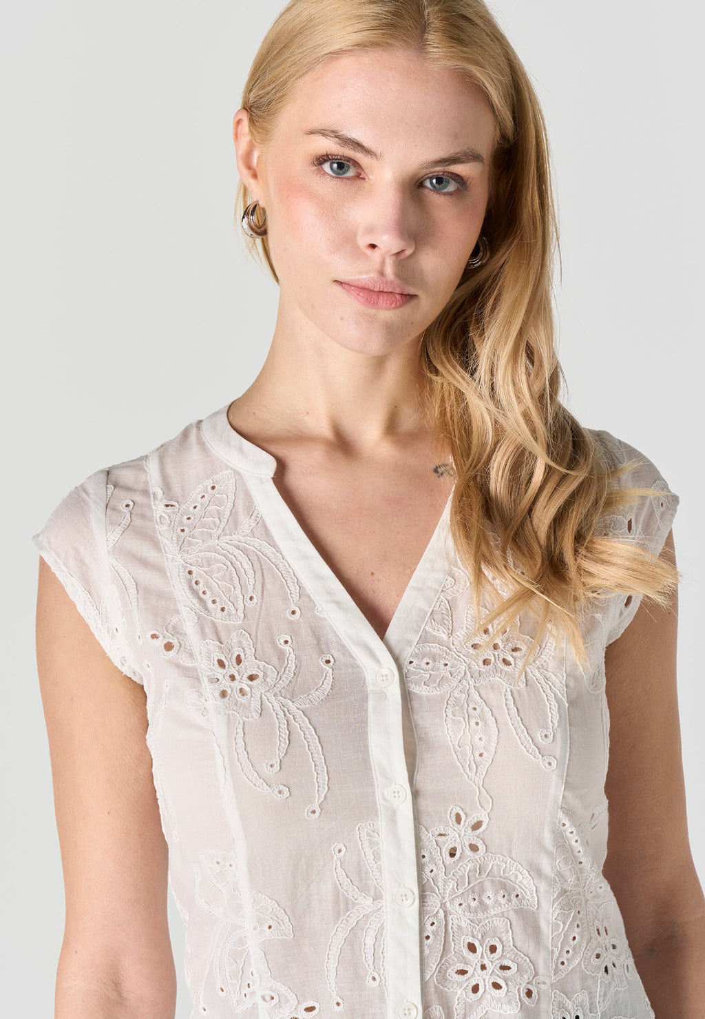 Blusa Mujer Manga Corta Bordado Inglés Cuello Pico – Koroshi 2612BL36