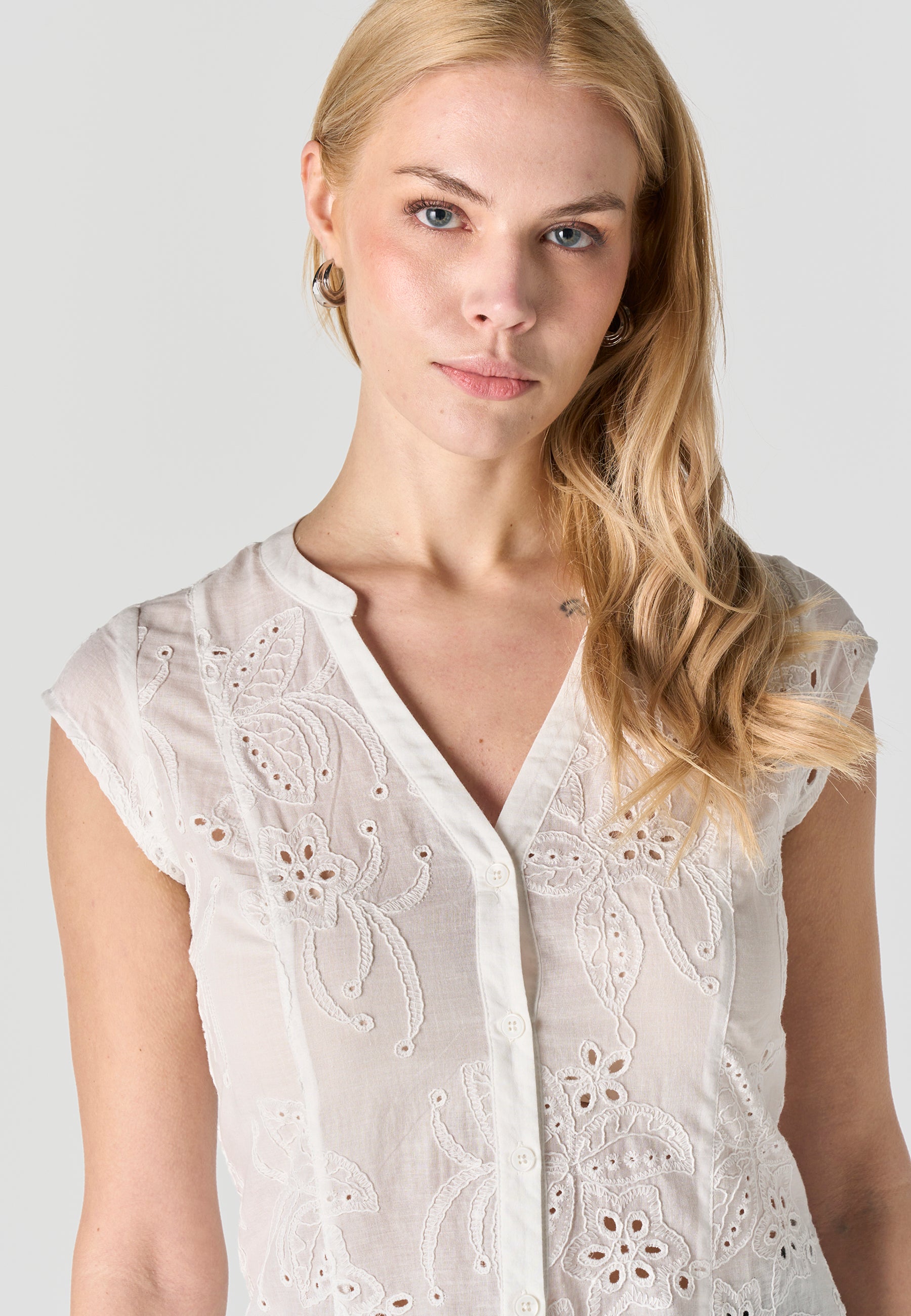 Blusa Mujer Manga Corta Bordado Inglés Cuello Pico – Koroshi 2612BL36