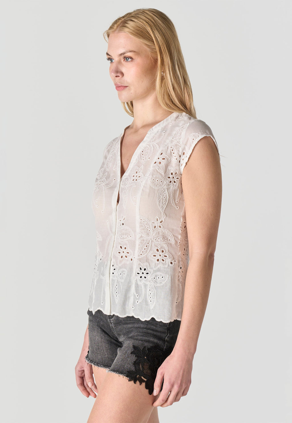 Blusa Mujer Manga Corta Bordado Inglés Cuello Pico – Koroshi 2612BL36