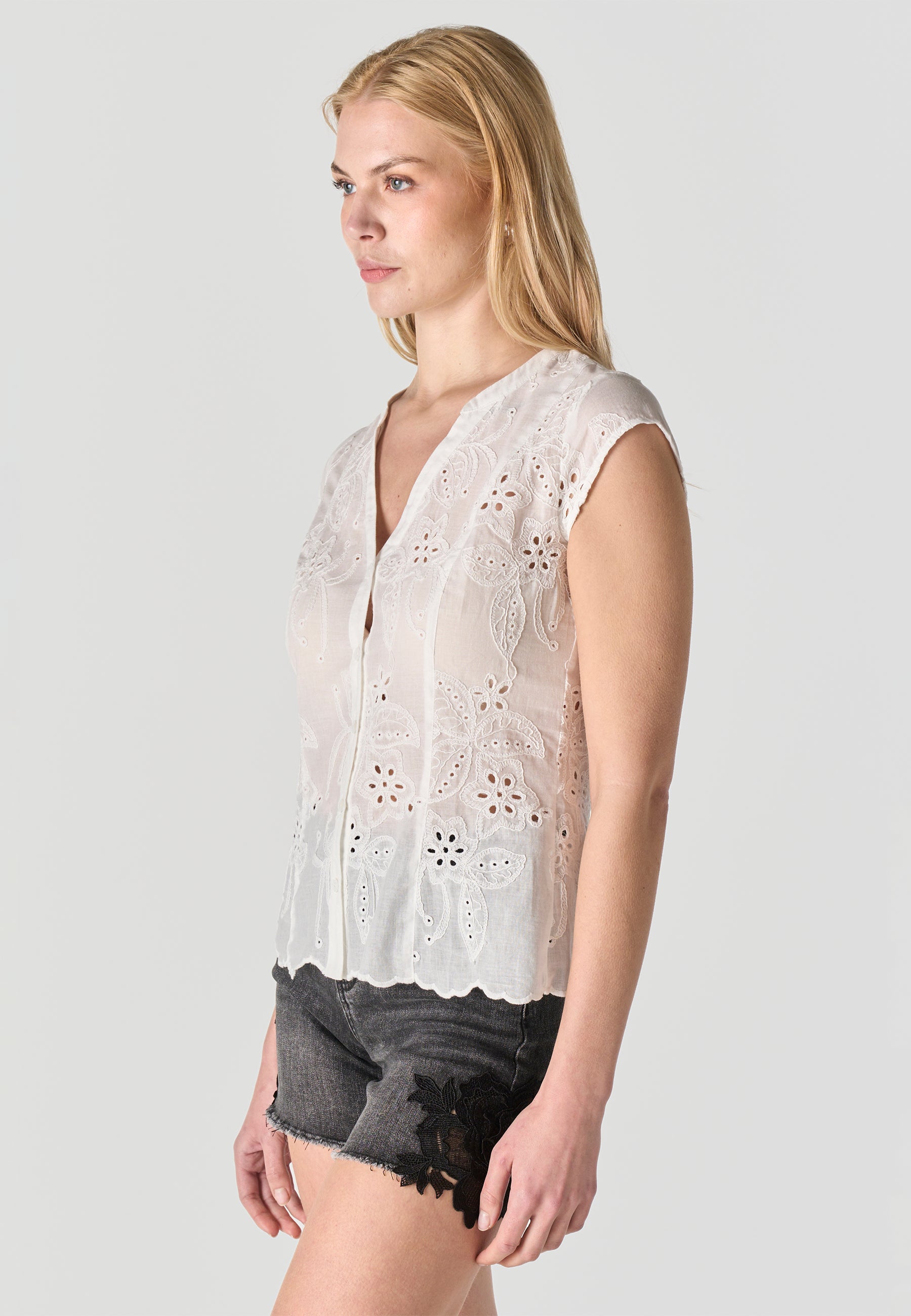 Blusa Mujer Manga Corta Bordado Inglés Cuello Pico – Koroshi 2612BL36