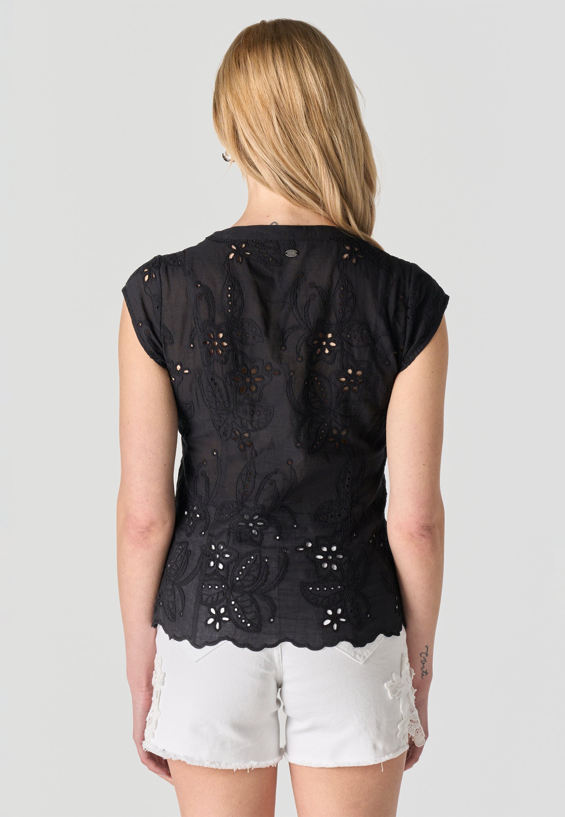 Blusa Mujer Manga Corta Bordado Inglés Cuello Pico – Koroshi 2612BL36