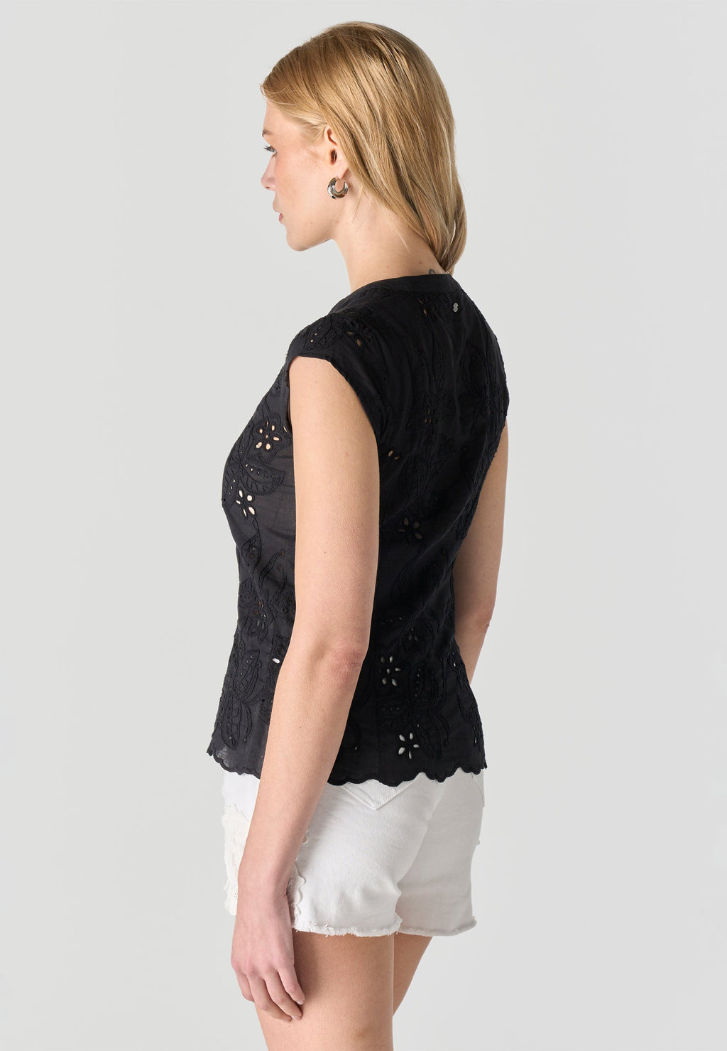 Blusa Mujer Manga Corta Bordado Inglés Cuello Pico – Koroshi 2612BL36
