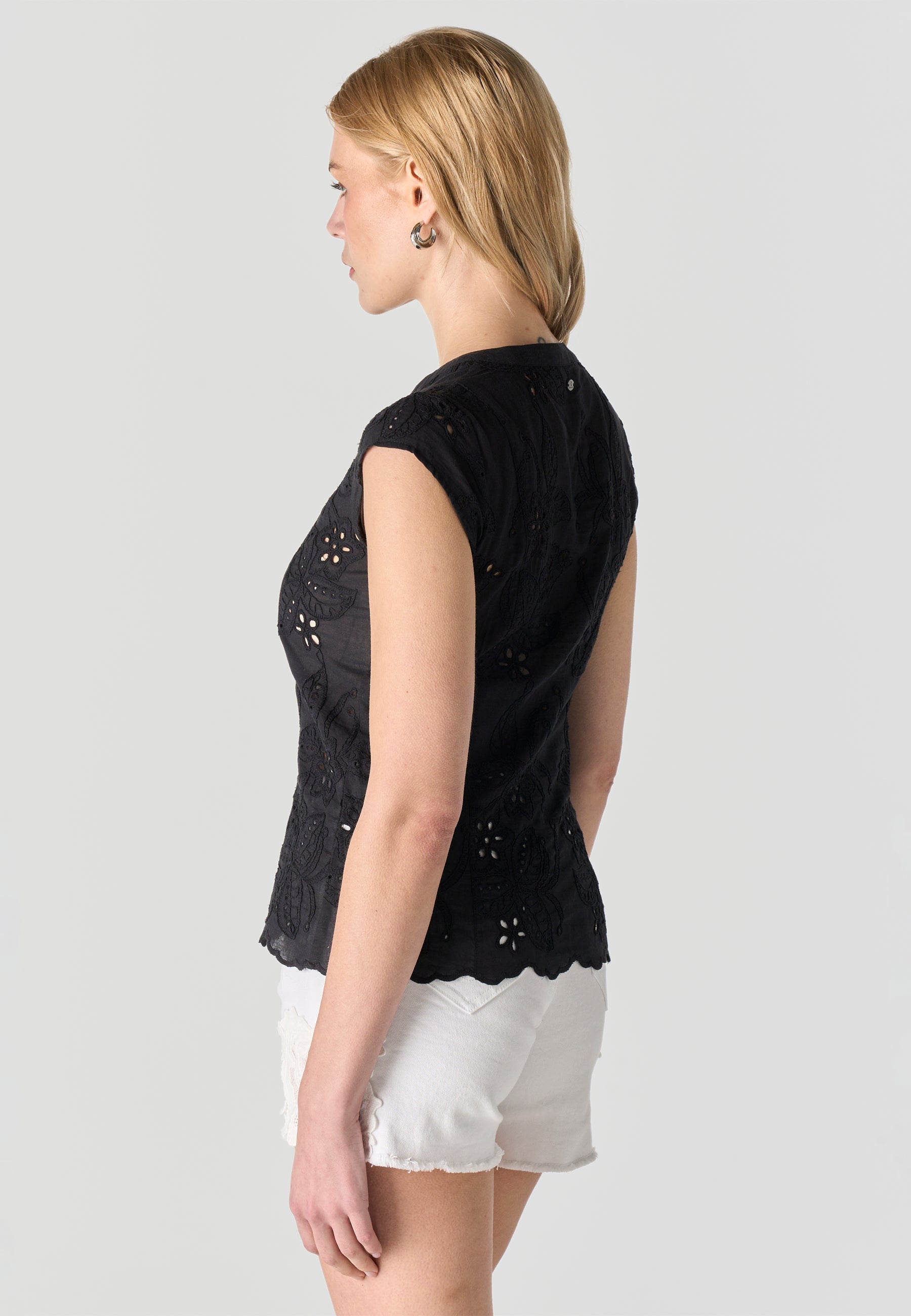 Blusa Mujer Manga Corta Bordado Inglés Cuello Pico – Koroshi 2612BL36