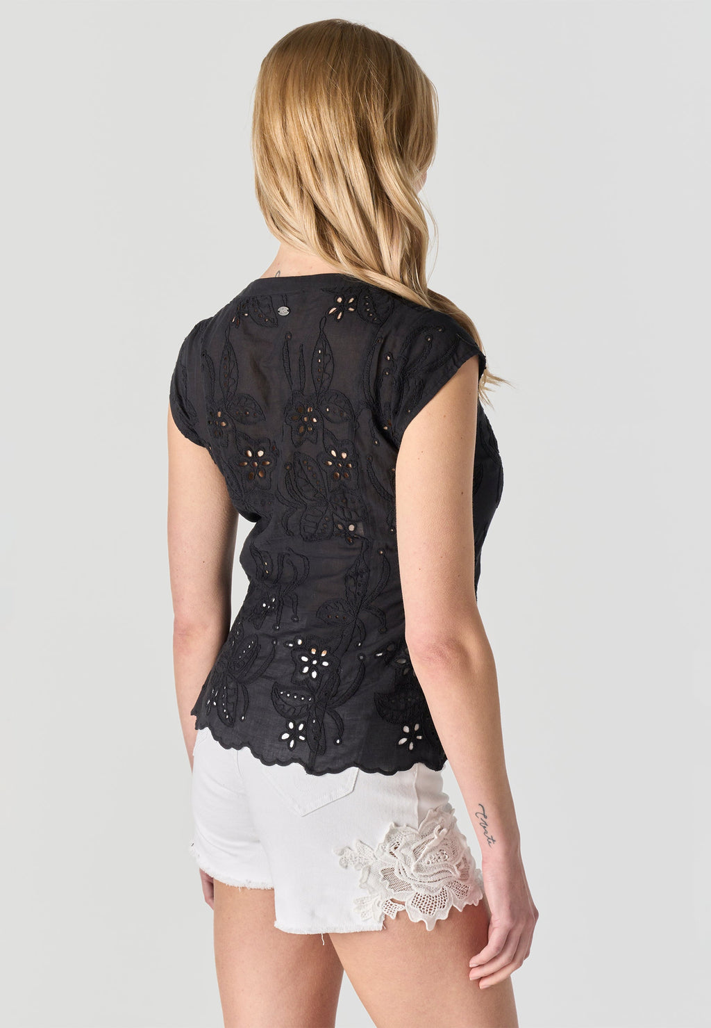 Blusa Mujer Manga Corta Bordado Inglés Cuello Pico – Koroshi 2612BL36