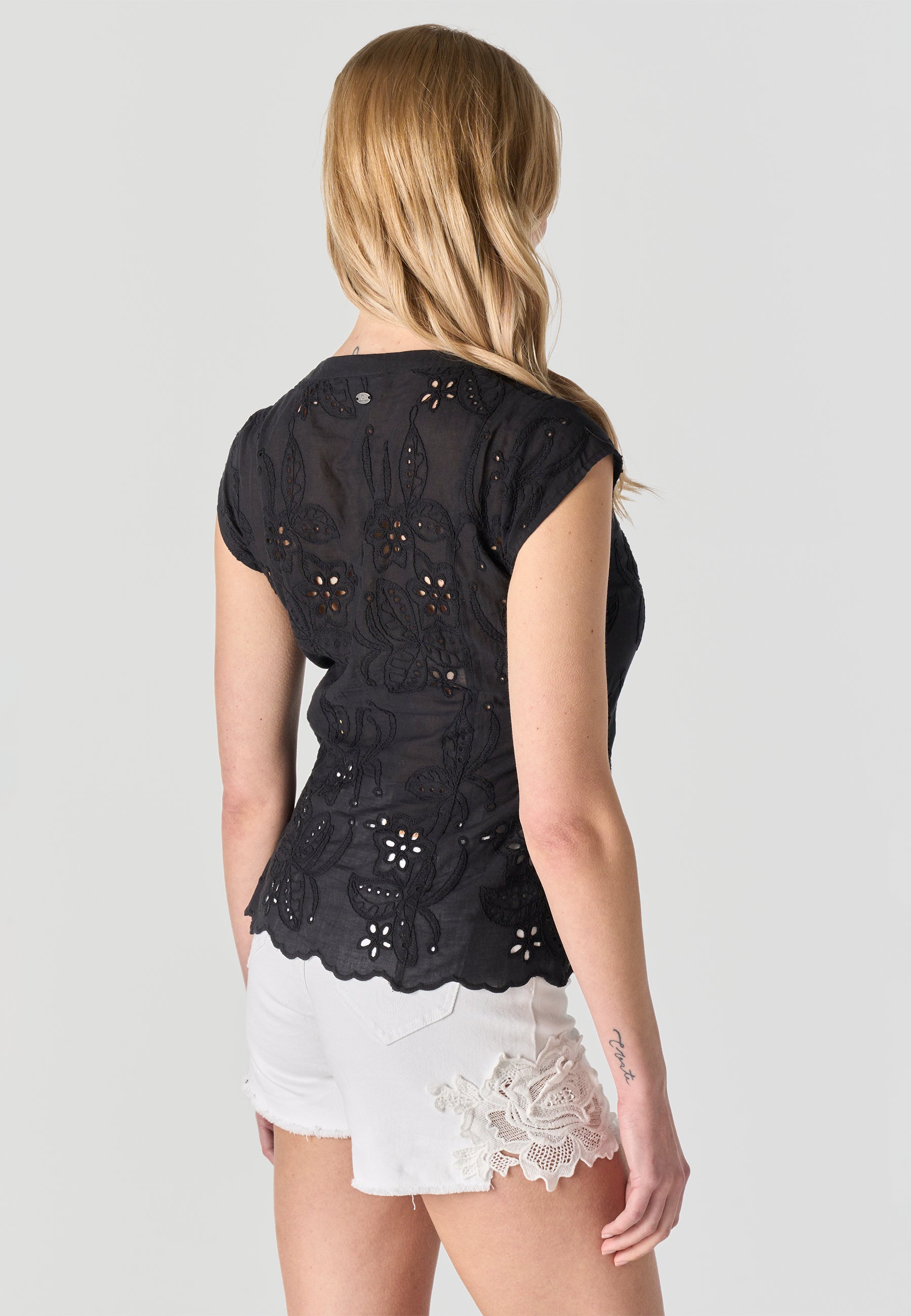 Blusa Mujer Manga Corta Bordado Inglés Cuello Pico – Koroshi 2612BL36