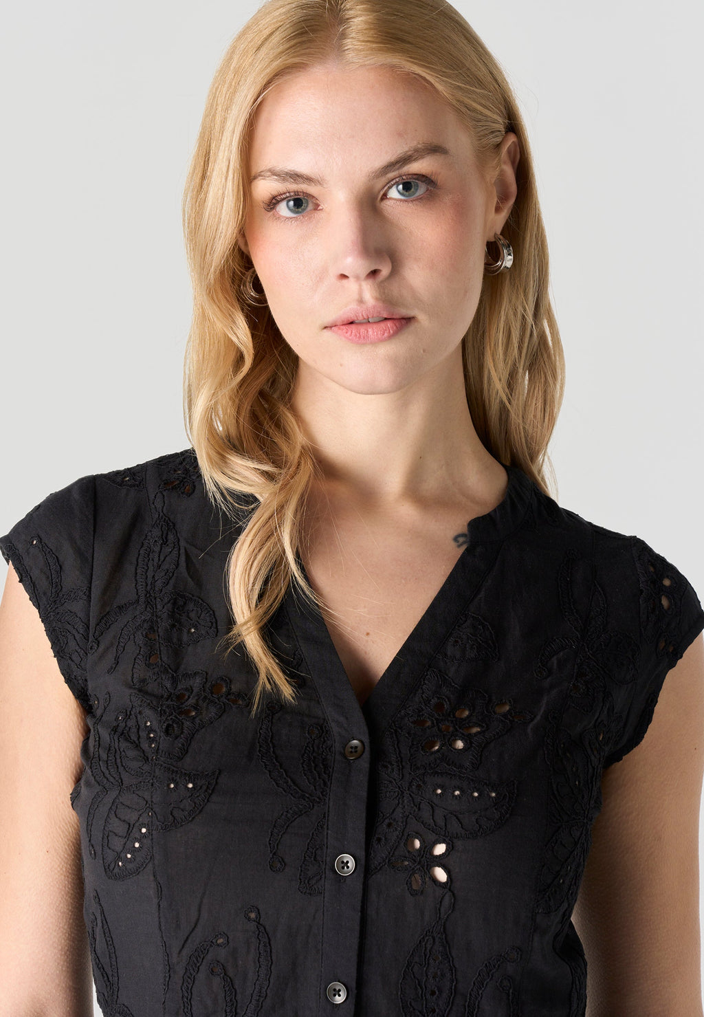 Blusa Mujer Manga Corta Bordado Inglés Cuello Pico – Koroshi 2612BL36