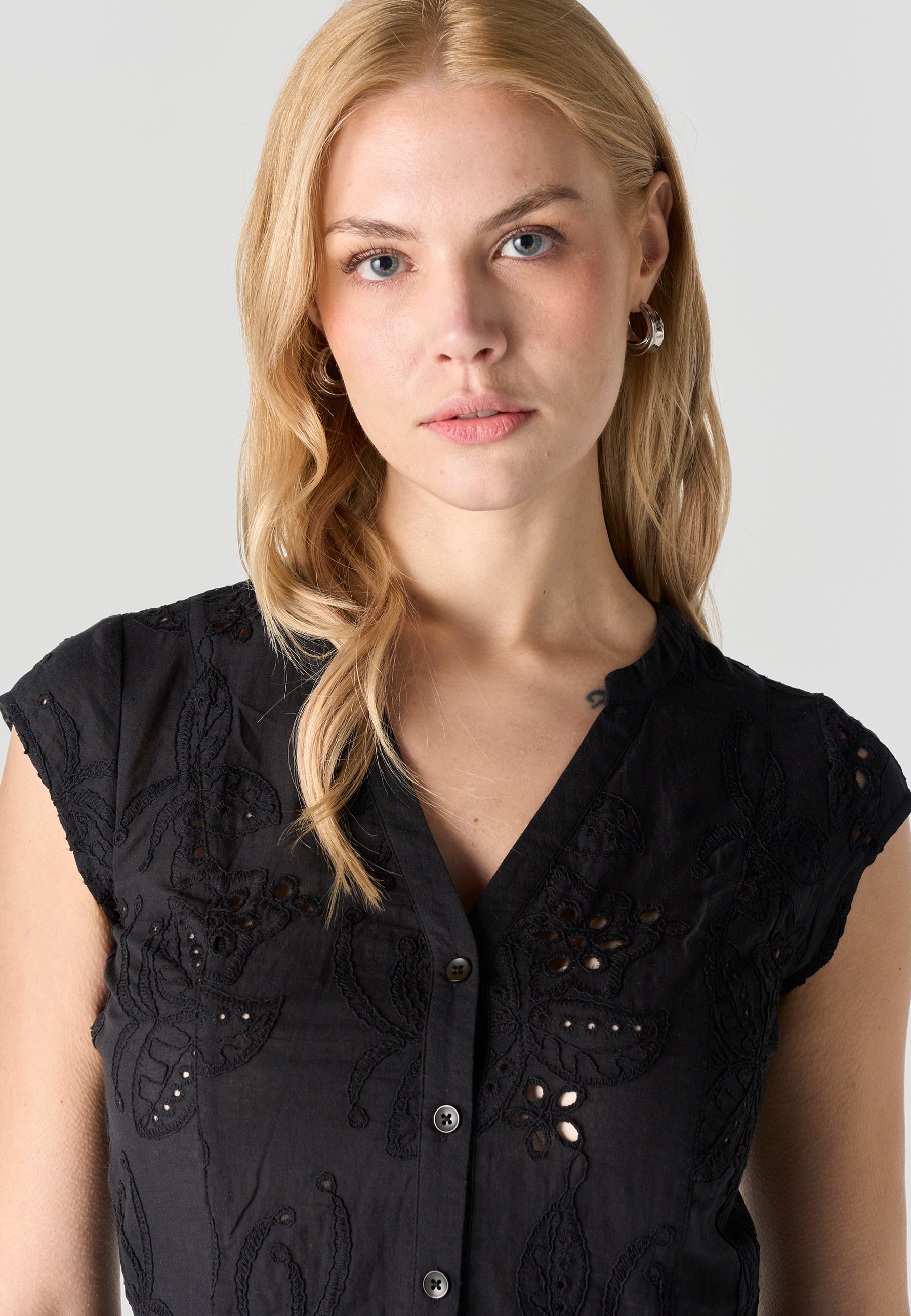 Blusa Mujer Manga Corta Bordado Inglés Cuello Pico – Koroshi 2612BL36