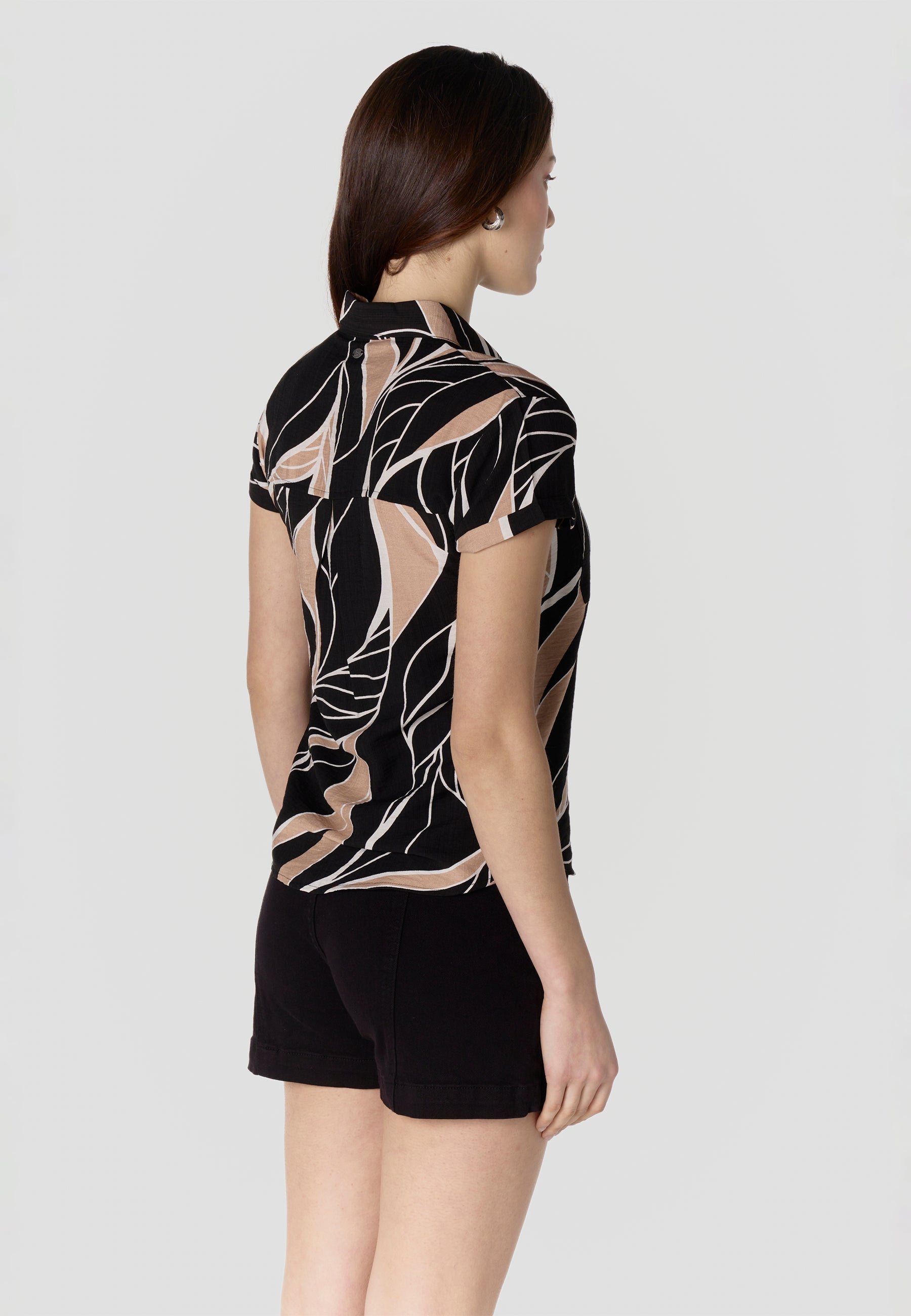 Camisa Mujer Manga Corta Estampada Cuello Camisero – Koroshi Negro