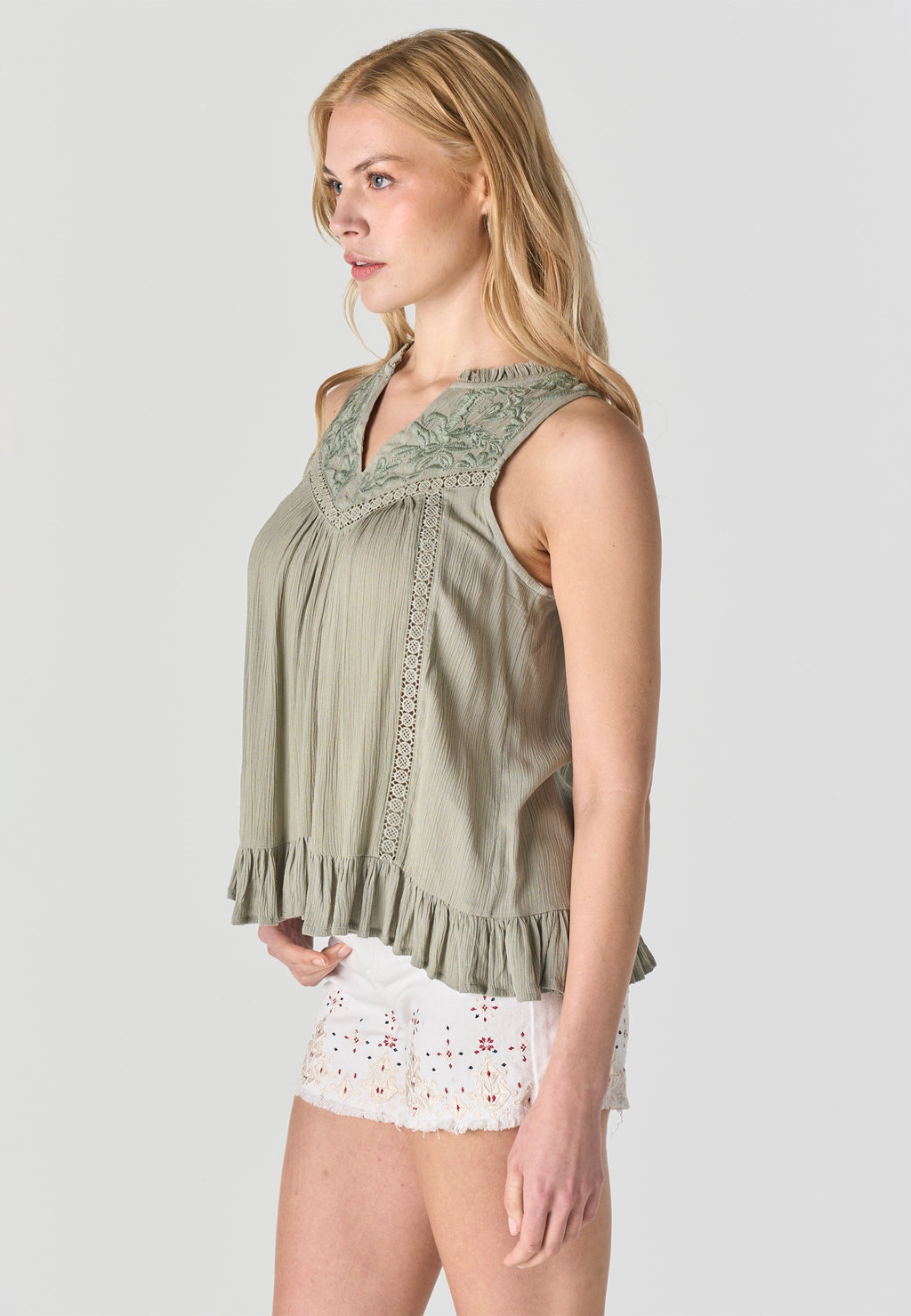 Blusa Mujer Sin Mangas Bordada Cuello Pico Volante – Koroshi 2612BL39