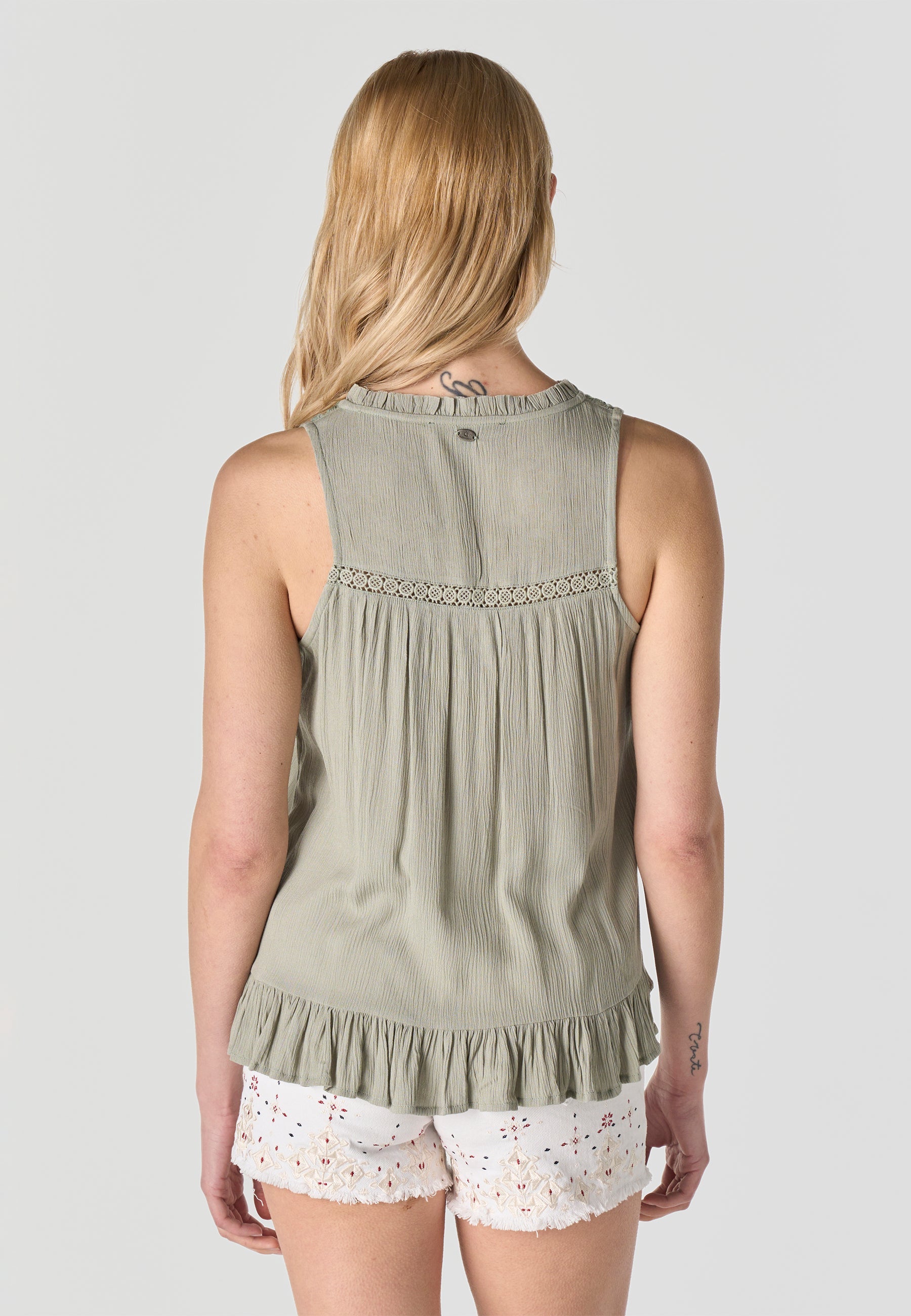 Blusa Mujer Sin Mangas Bordada Cuello Pico Volante – Koroshi 2612BL39