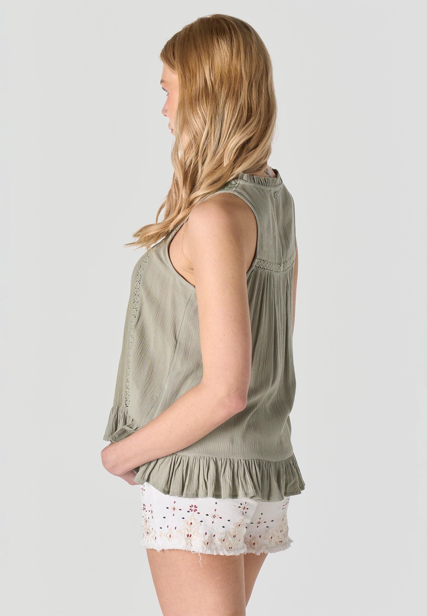 Blusa Mujer Sin Mangas Bordada Cuello Pico Volante – Koroshi 2612BL39
