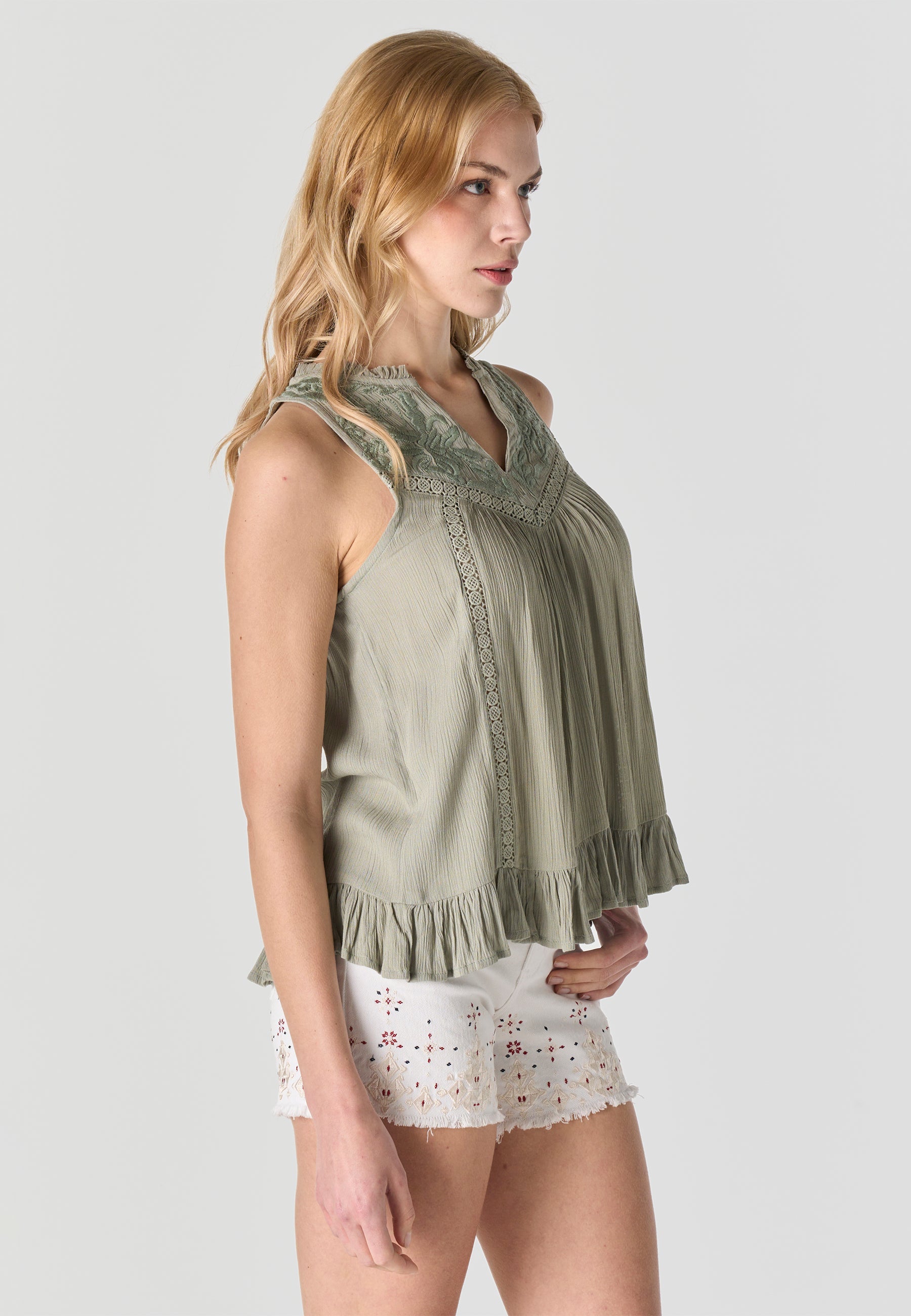 Blusa Mujer Sin Mangas Bordada Cuello Pico Volante – Koroshi 2612BL39