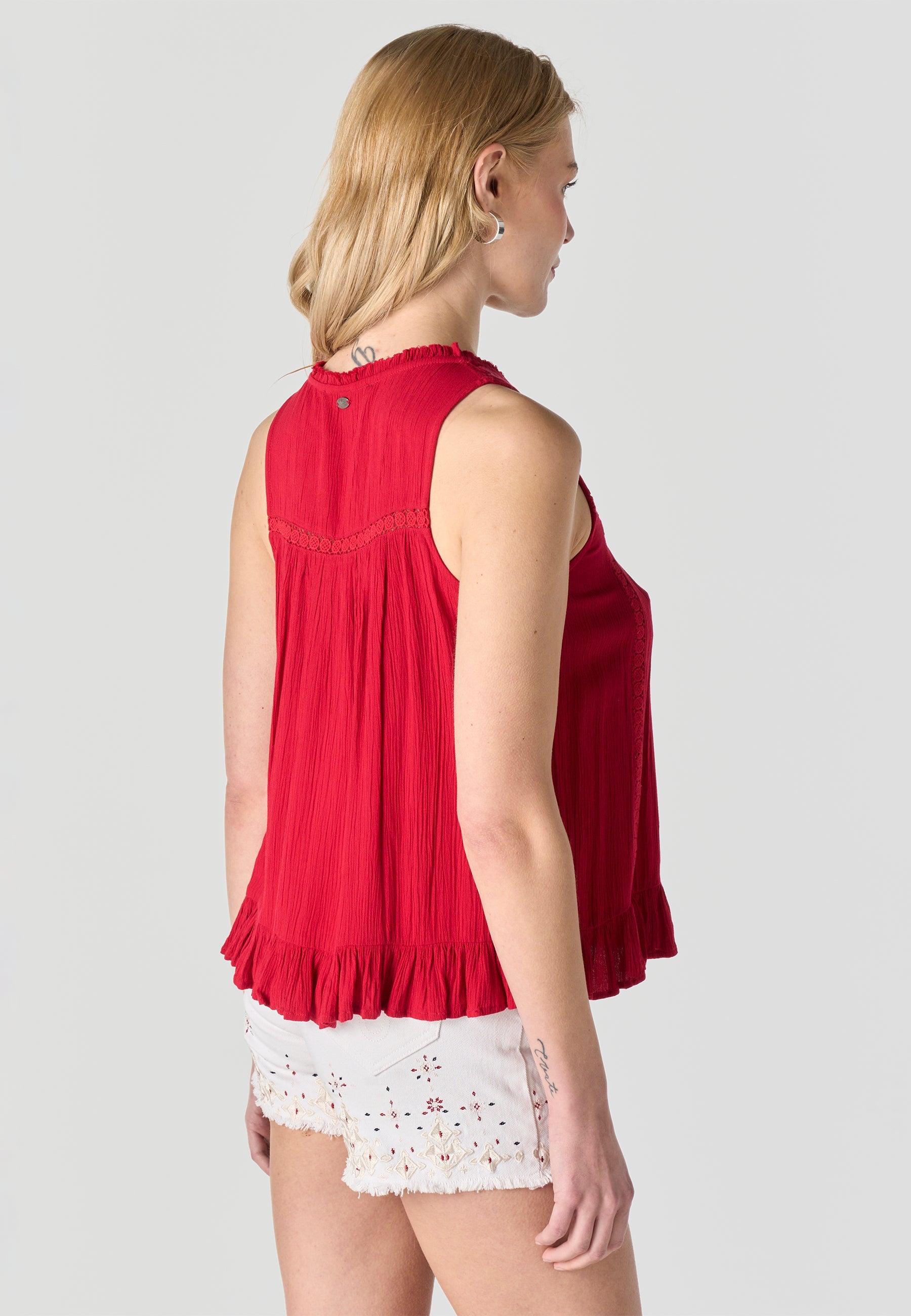 Blusa Mujer Sin Mangas Bordada Cuello Pico Volante – Koroshi 2612BL39