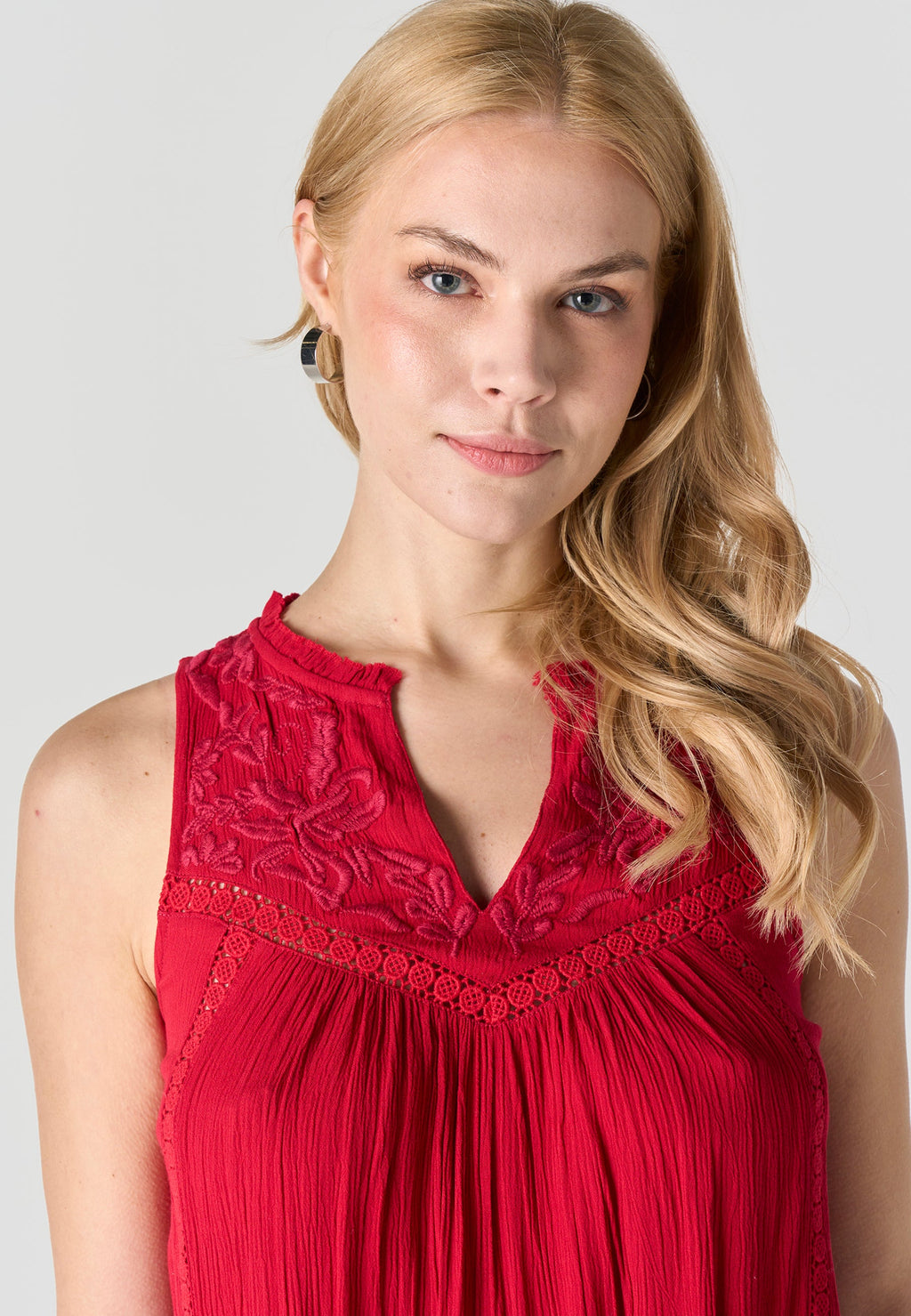 Blusa Mujer Sin Mangas Bordada Cuello Pico Volante – Koroshi 2612BL39