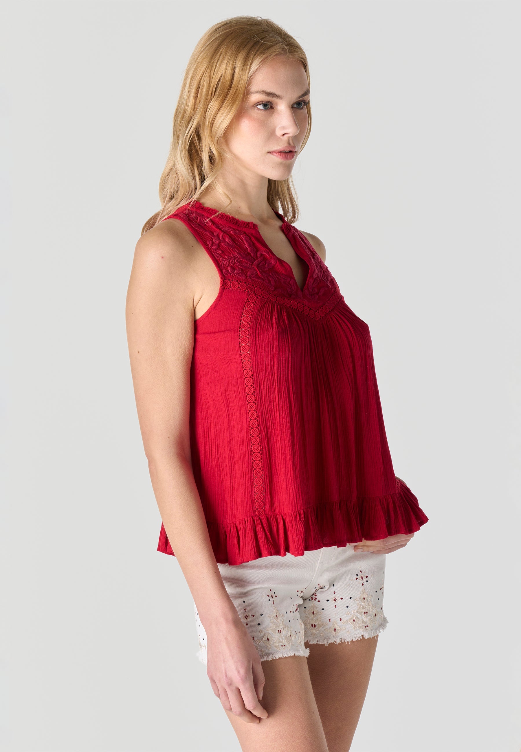 Blusa Mujer Sin Mangas Bordada Cuello Pico Volante – Koroshi 2612BL39